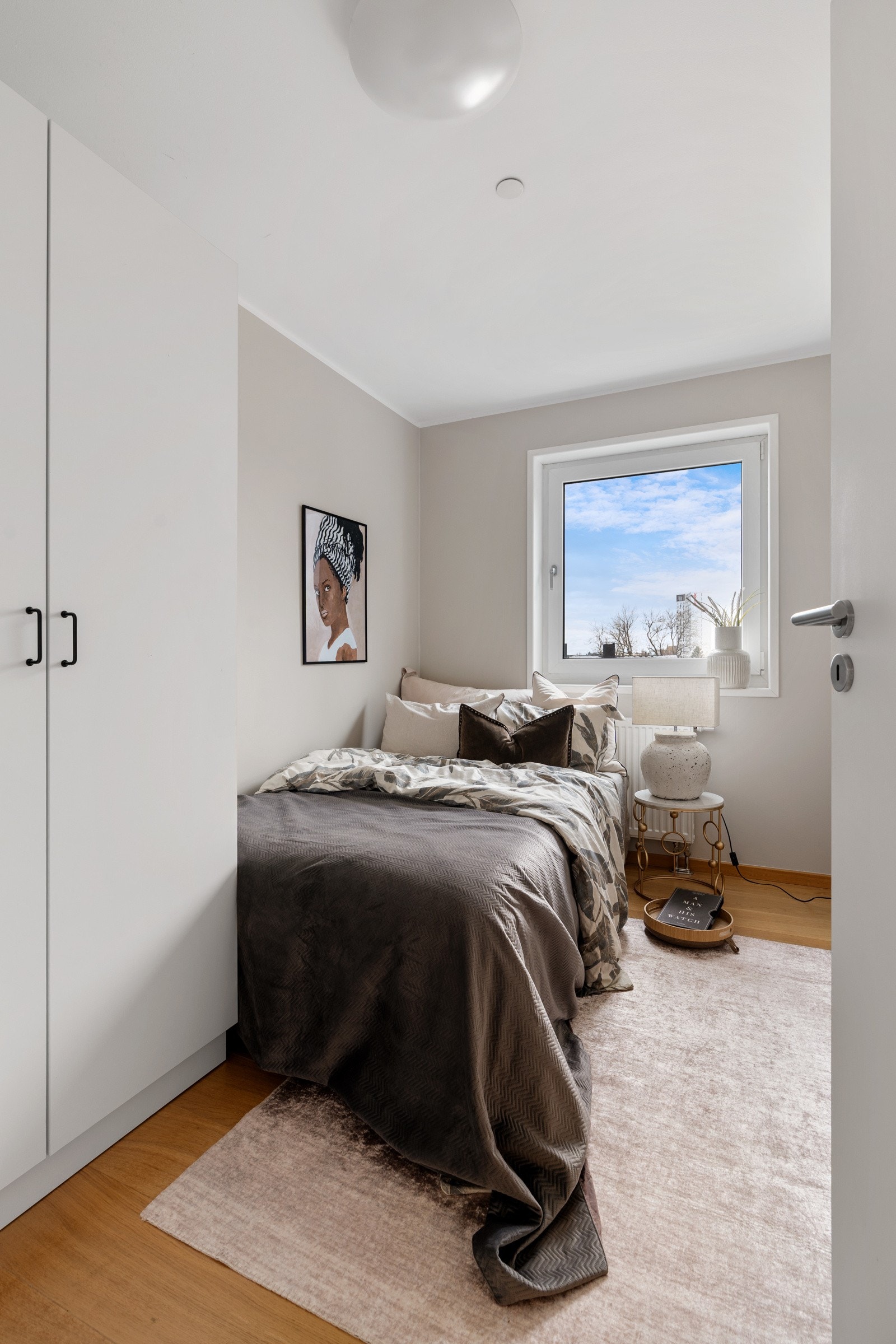 Soverommene byr på en behagelig atmosfære som følge av godt med dagslys fra vinduspostene. Galleribilde