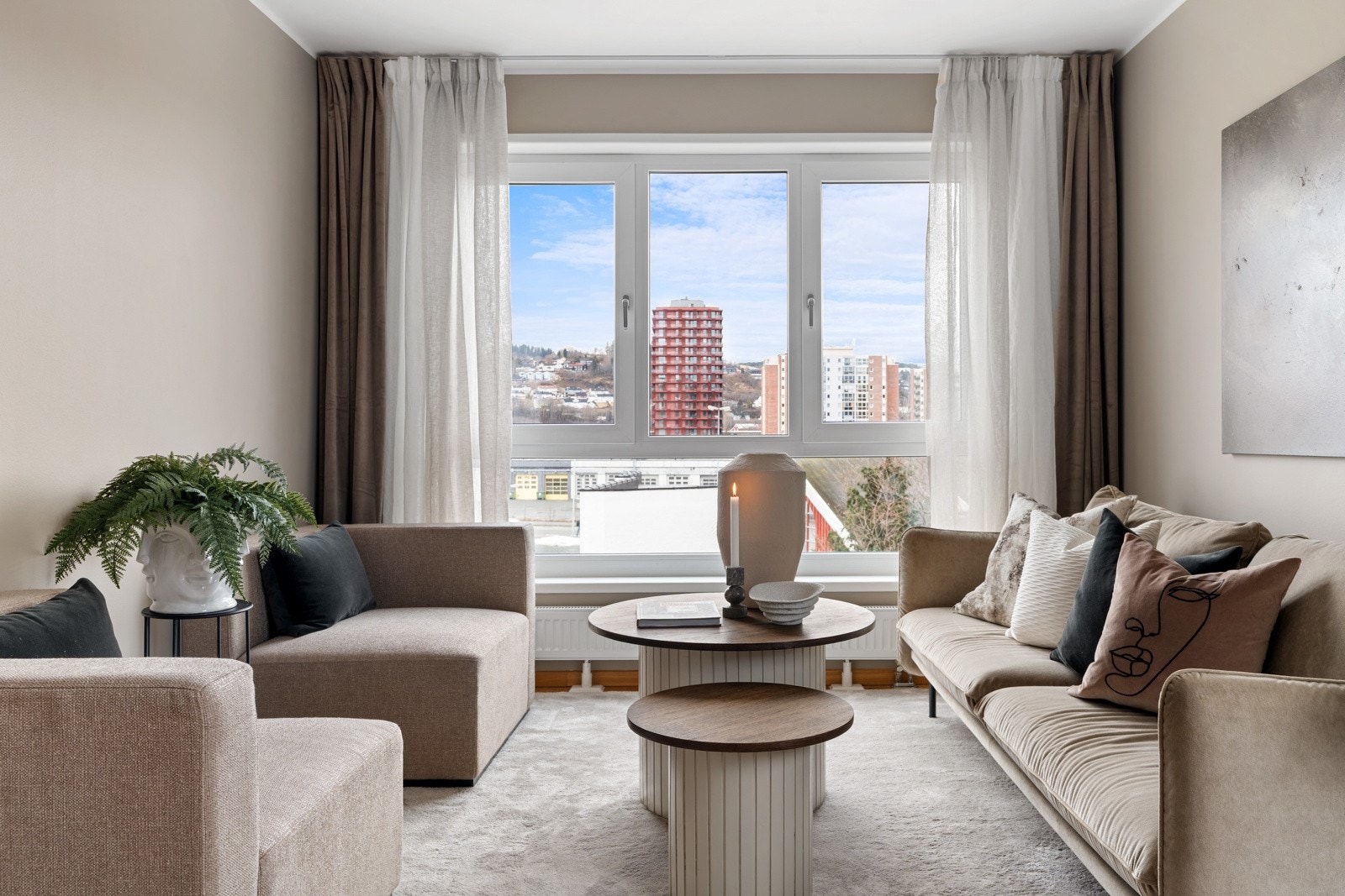 Stuen byr på et svært godt førsteinntrykk og har god plass til en stor sofagruppe. Galleribilde