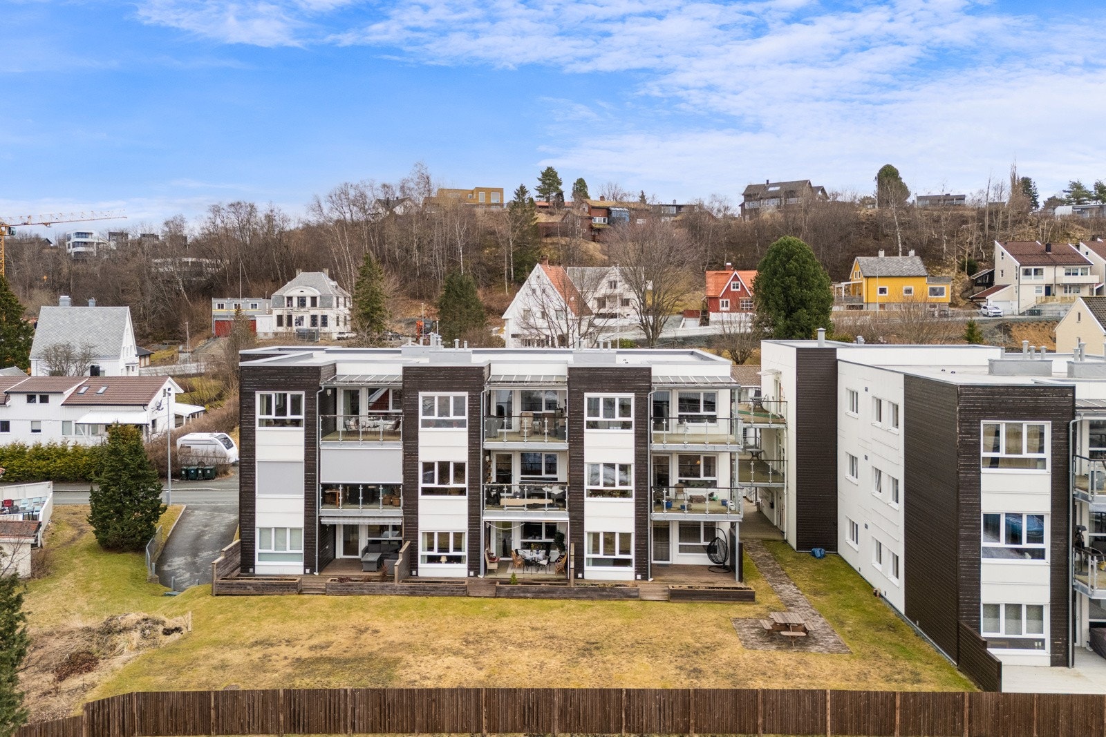 Leiligheten fra 2014 og holder en moderne standard. Beliggenheten i øverste etasje gir minimalt med innsyn og det er heis i bygget. Galleribilde