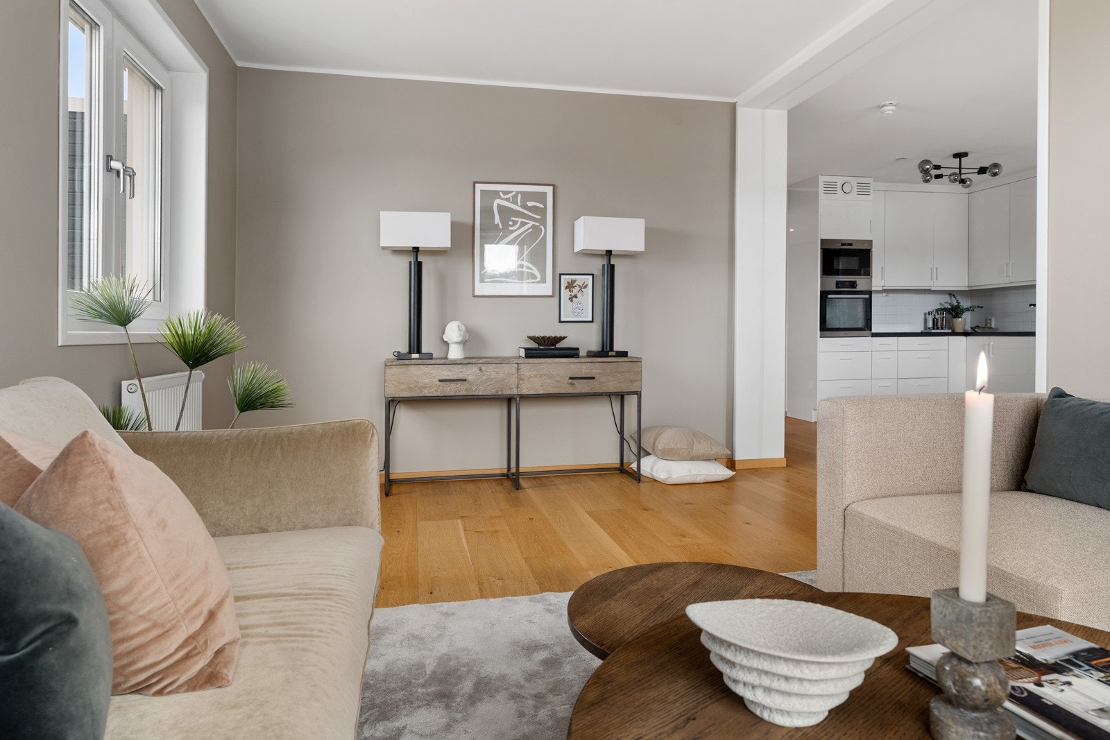 Den flotte enstavs-parketten er gjennomgående for hele boligen. Galleribilde