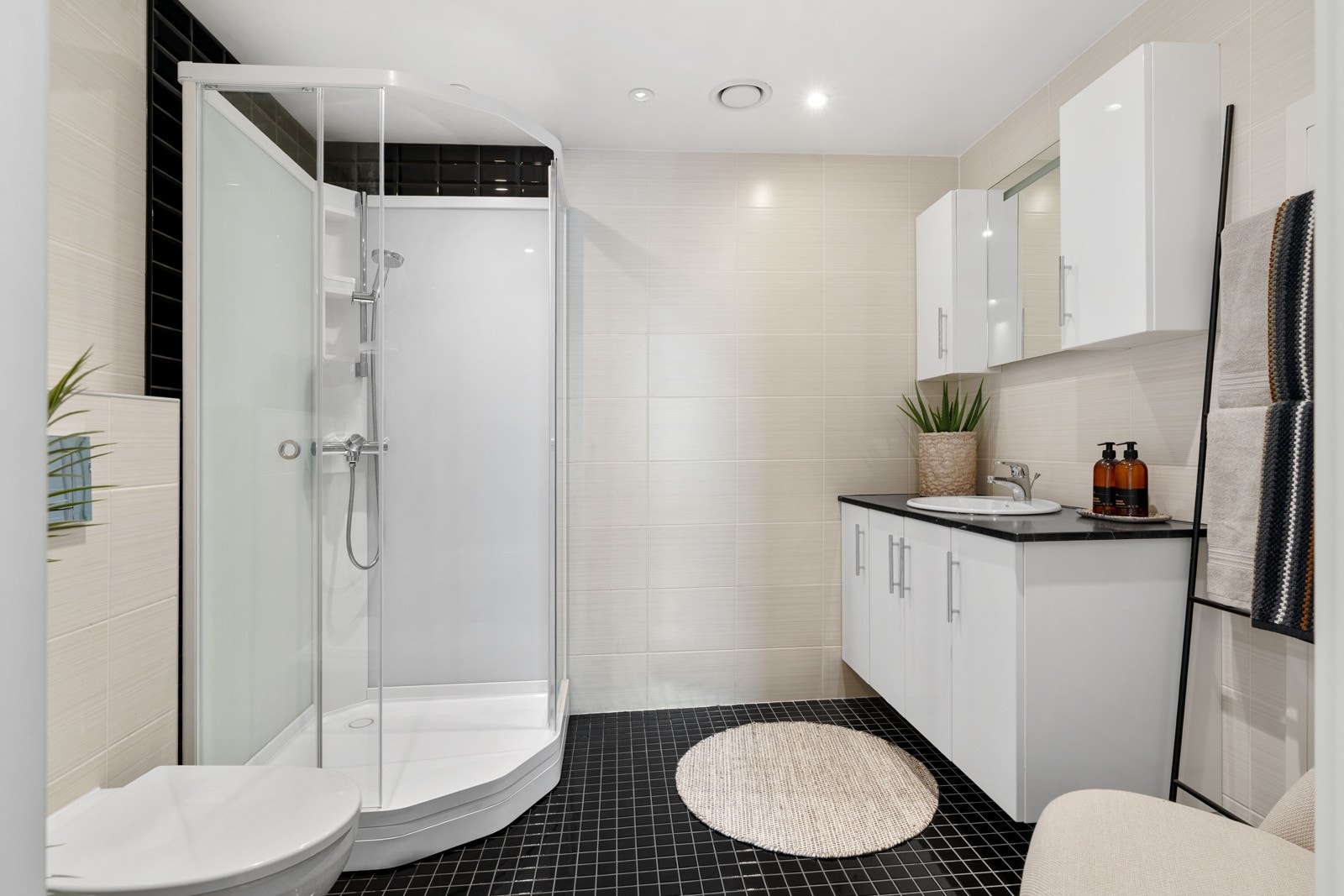 Stilrent, flislagt bad med gulvvarme. Badet er godt utstyrt og dusjkabinett forhindrer vannskader på gulvet. Galleribilde