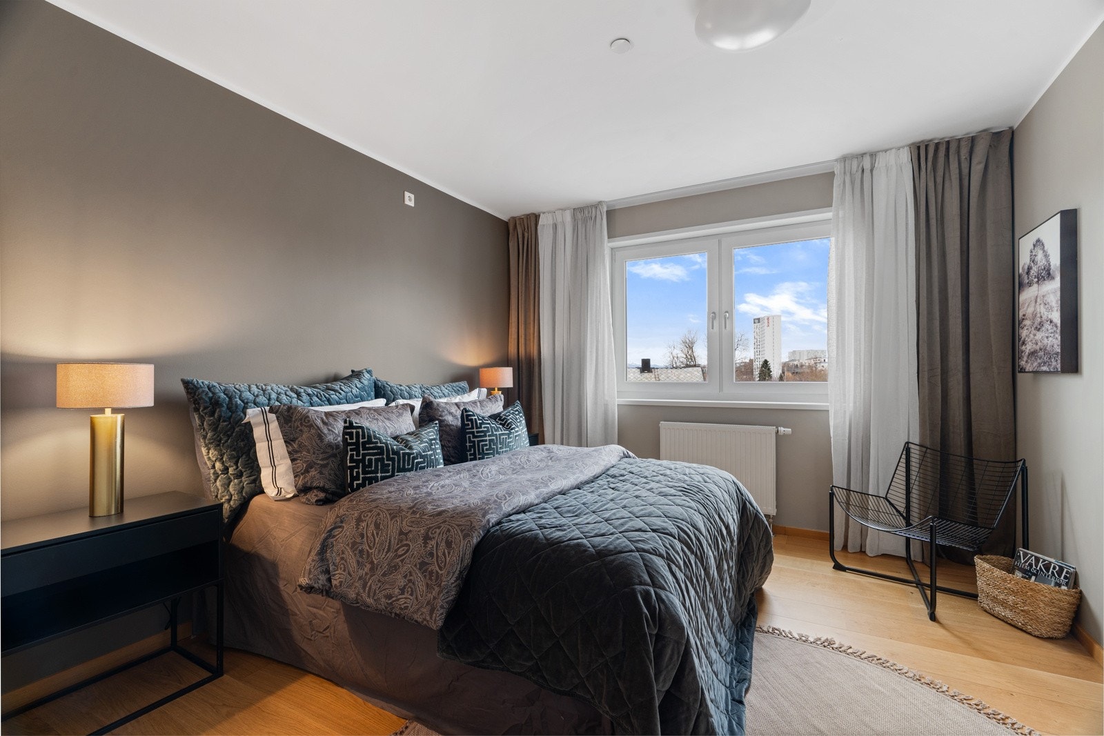 Soverommene har god plass til en enkel- eller dobbeltseng, nattbord og garderobeskap. Galleribilde