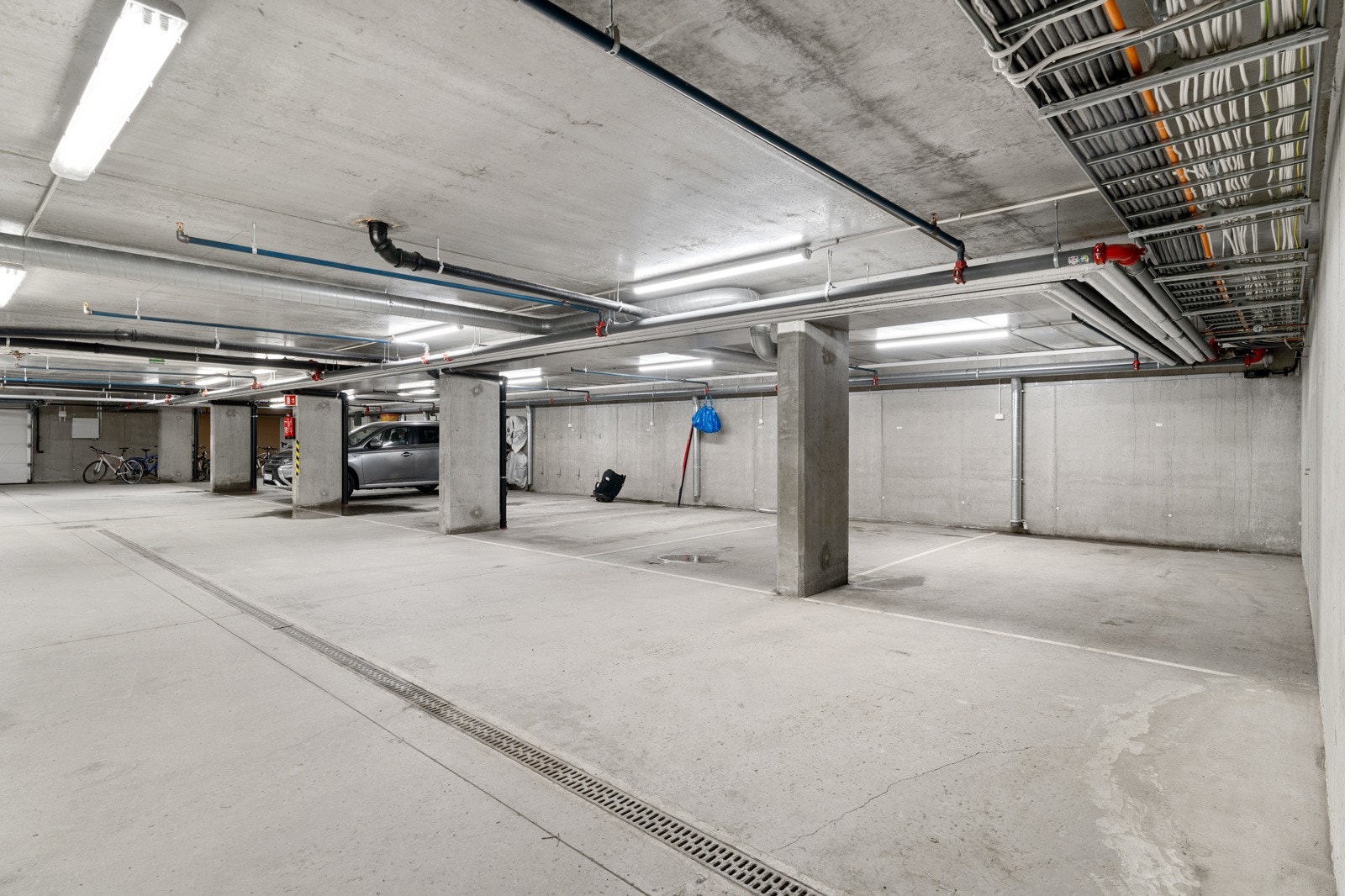 Det medfølger 2 parkeringsplasser i felles p-kjeller. Her har man også ekstra bod på 5 kvm. Galleribilde