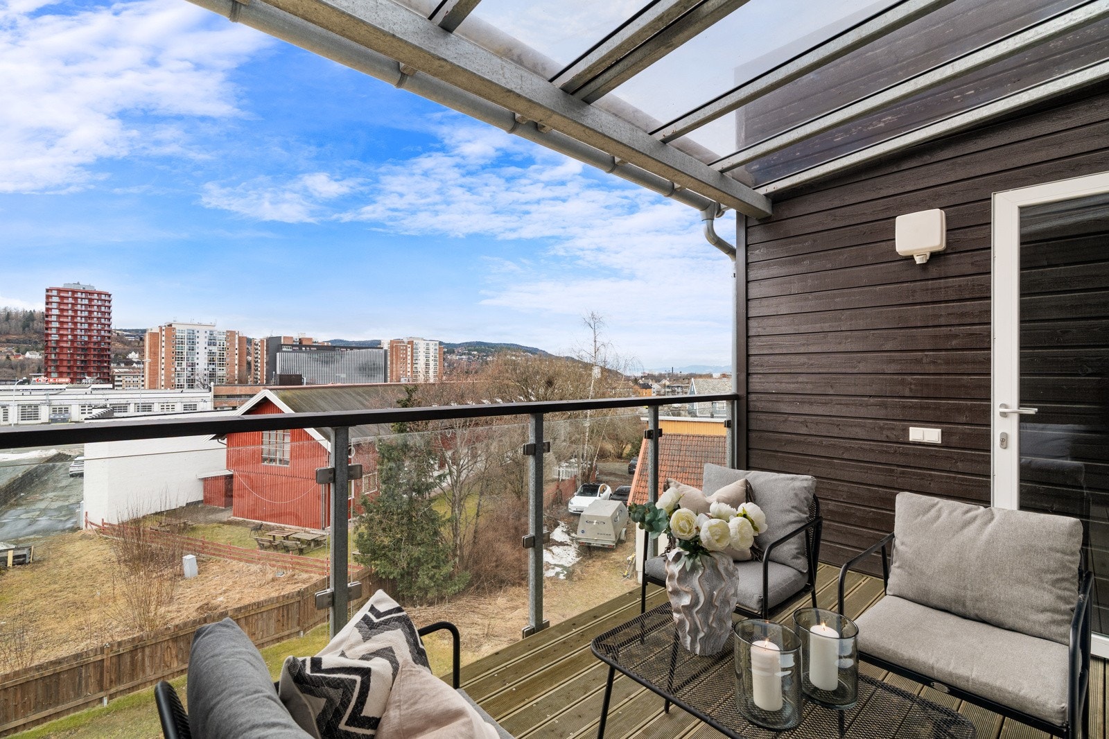 Solrik balkong med overbygg som lar seg enkelt innrede med utendørsmøbler. Her kan du nyte solfylte dager til det fulle. Galleribilde