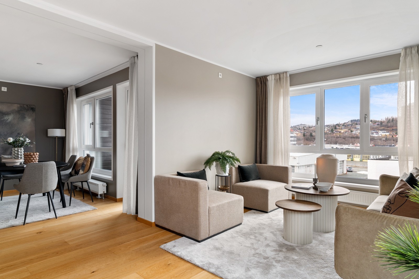 Proaktiv Eiendomsmegling ved Eirik Døsen har den store gleden av å presentere en smakfull 4-roms selveierleilighet med topp- og endebeliggenhet. Galleribilde