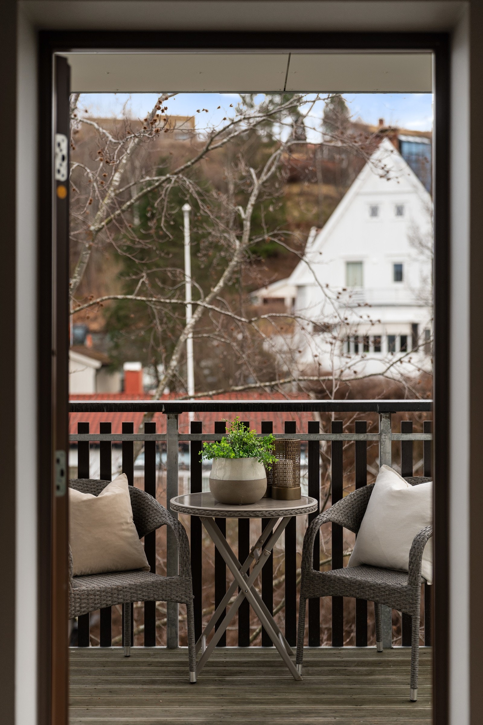 Ved inngangspartiet er det plass til cafébord og stoler. Her har man morgen- og dagssol. Galleribilde