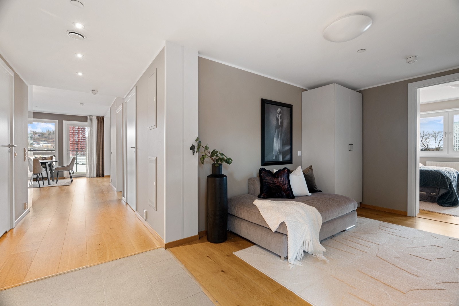 Velkommen inn! Entréen på 16 kvm har behagelig gulvvarme. Galleribilde