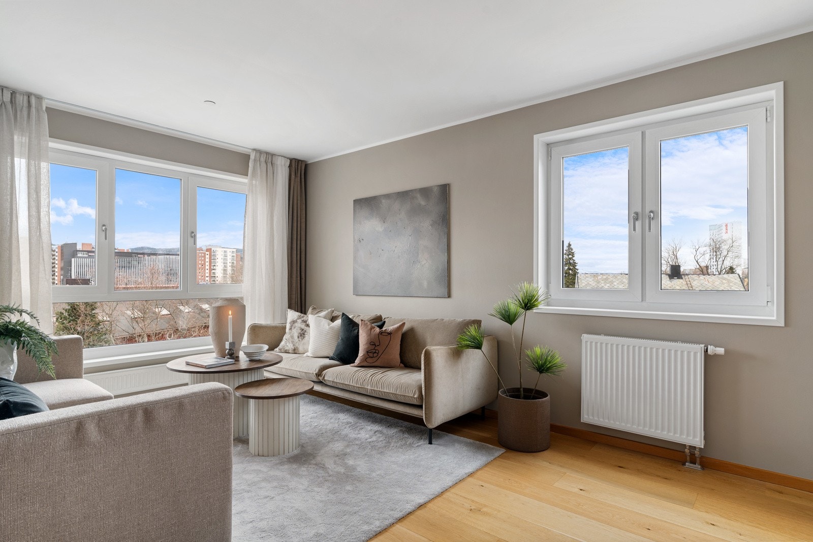 Store vindusflater og hjørneplassering sørger for et svært opplyst inneklima. Galleribilde