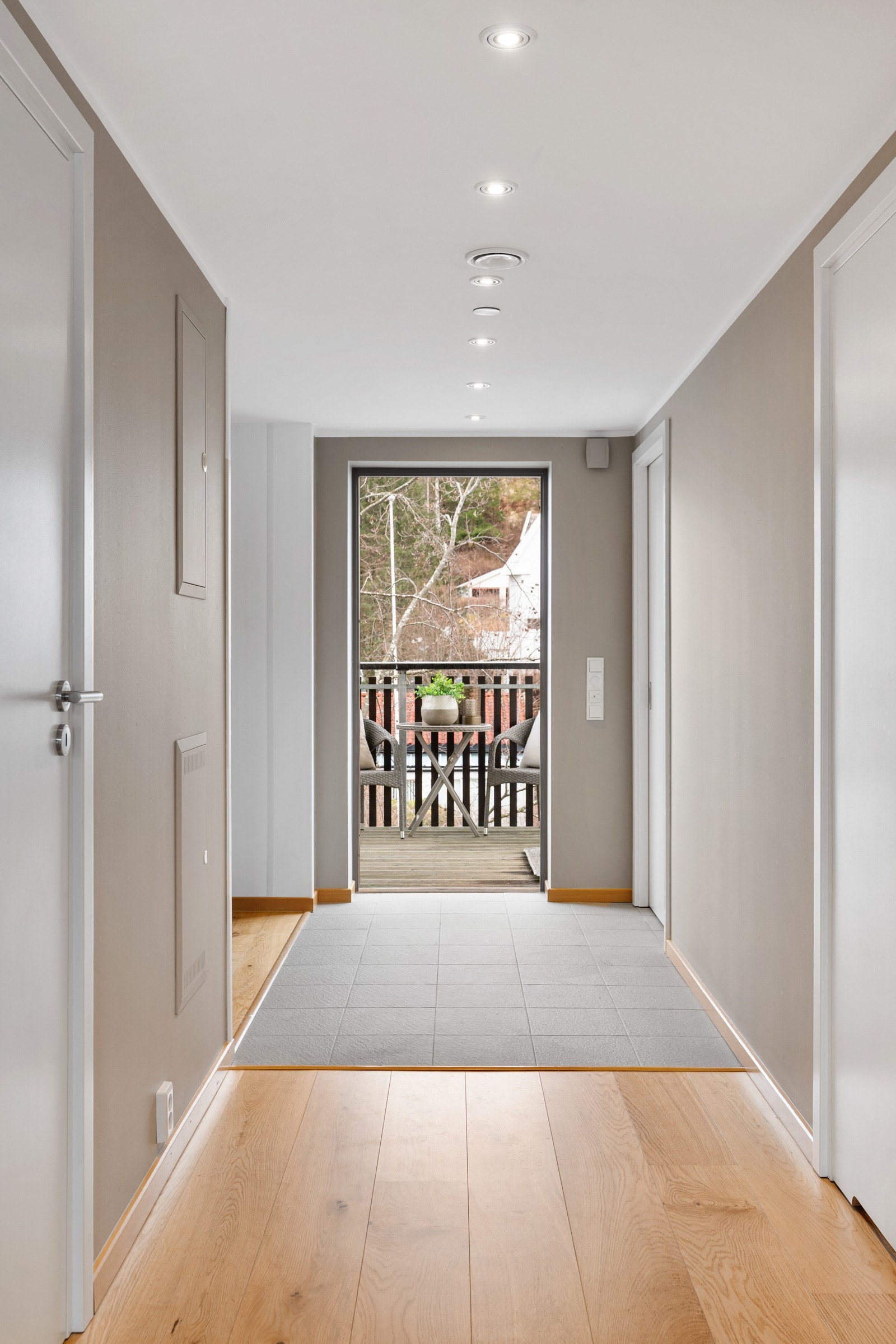 Downlights i himling lar deg justere en behagelig lysmengde. Galleribilde