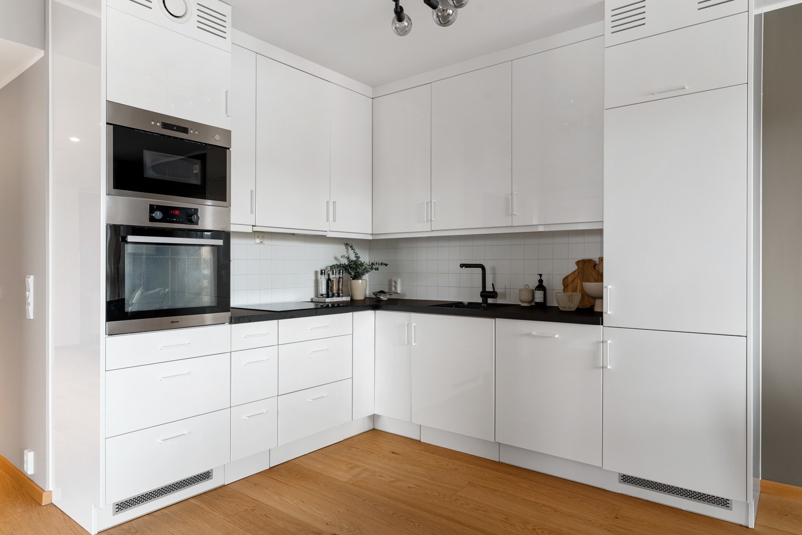 Integrerte hvitevarer som mikroovn, kombiskap, stekeovn, platetopp og oppvaskmaskin. Galleribilde