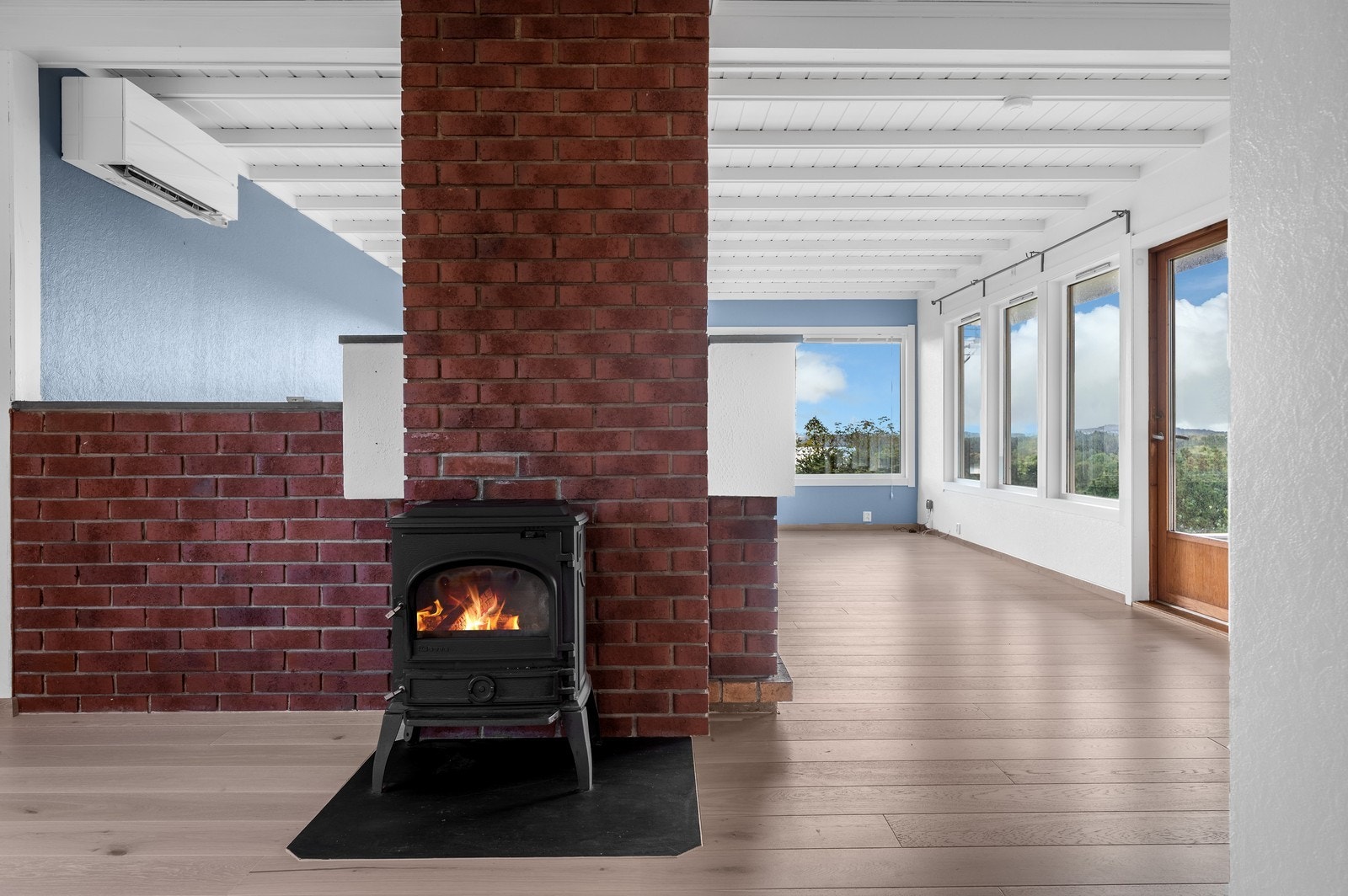 Peis mot kjøkkenet - Varmepumpe oppe og nede Galleribilde