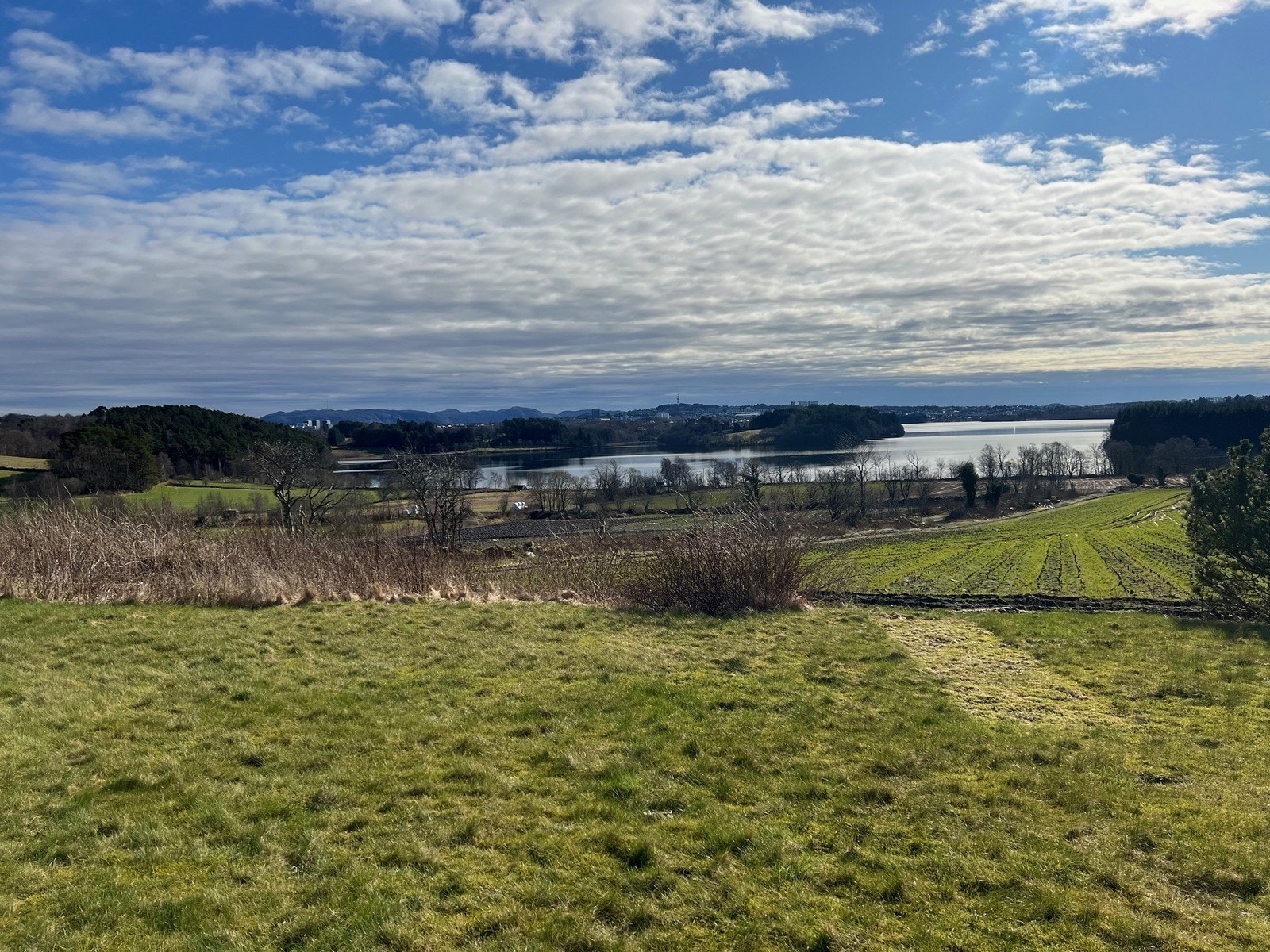 Nydelig utsikt over Stokkavannet fra hage og stue Galleribilde