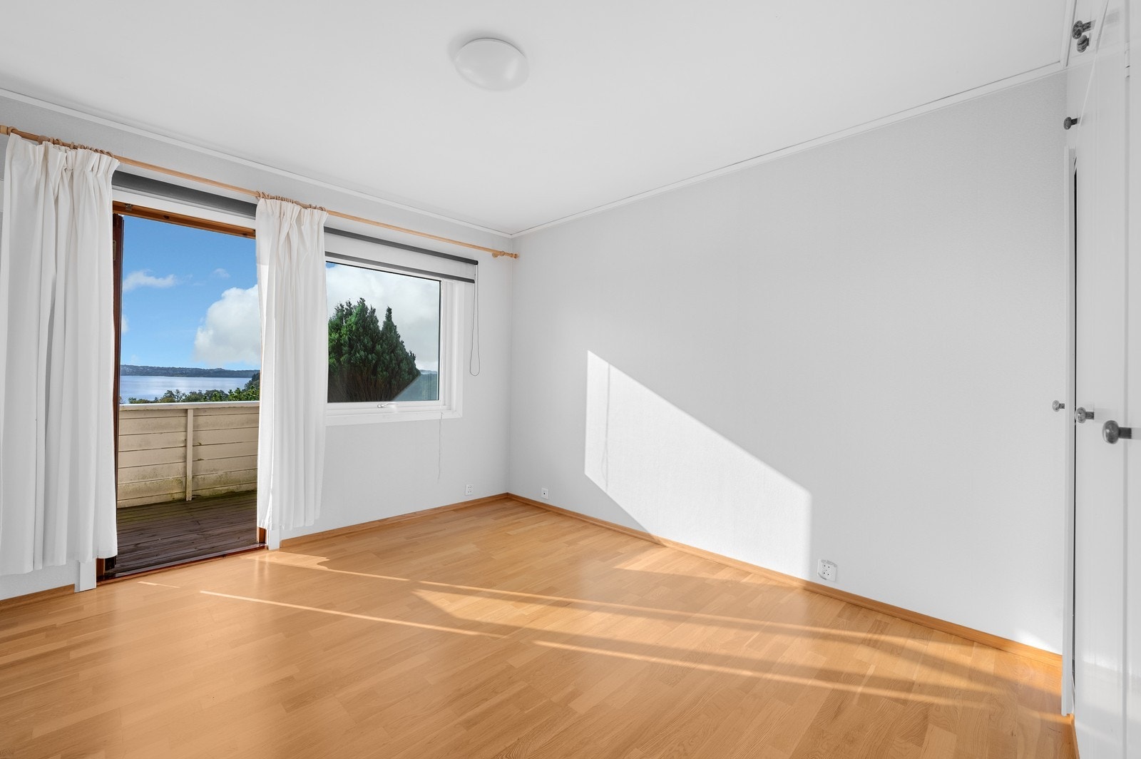 Soverom med utgang til terrasse Galleribilde