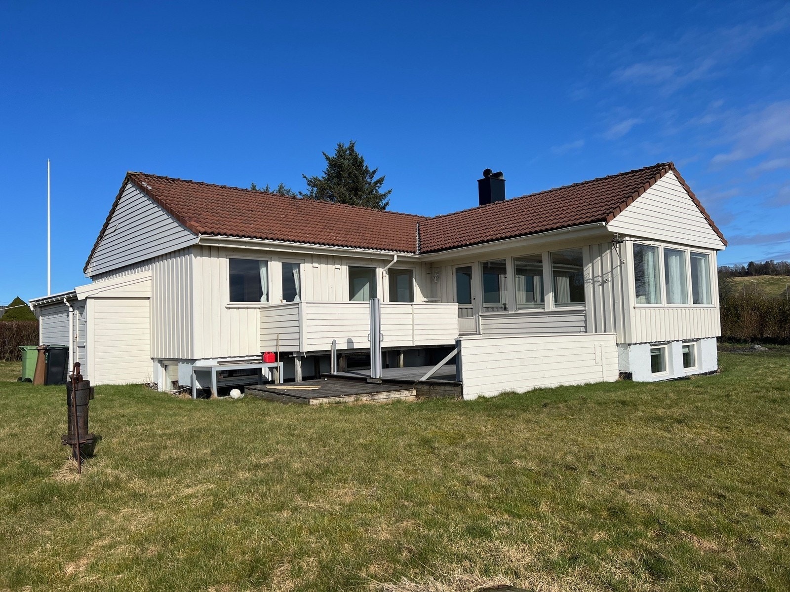 Solrik og skjermet uteplass Galleribilde