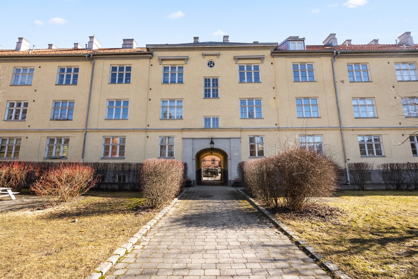 Veldrevet borettslag med praktfull bakgård, en hyggelig sosial møteplass for beboerne. Galleribilde