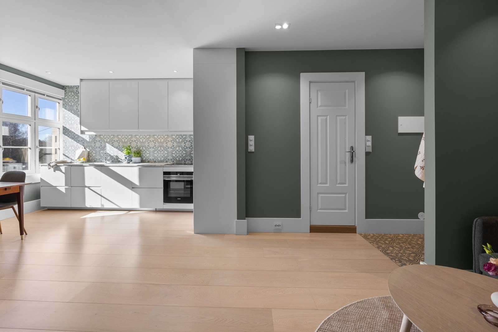 Slett tak med downlights som sørger for god belysning. Galleribilde