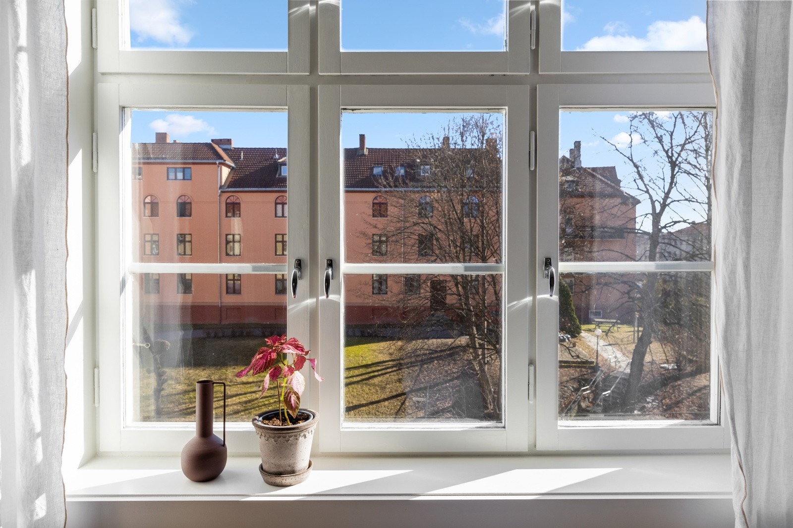 Soverommet er vendt ut mot et rolig og skjermet gårdsrom. Galleribilde