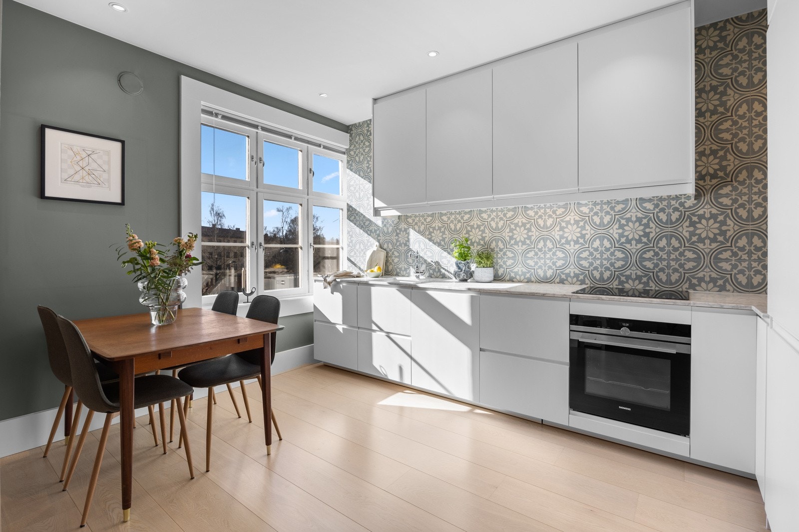 Velegnet plass til spisegruppe i tilknytning til kjøkkenet. Galleribilde