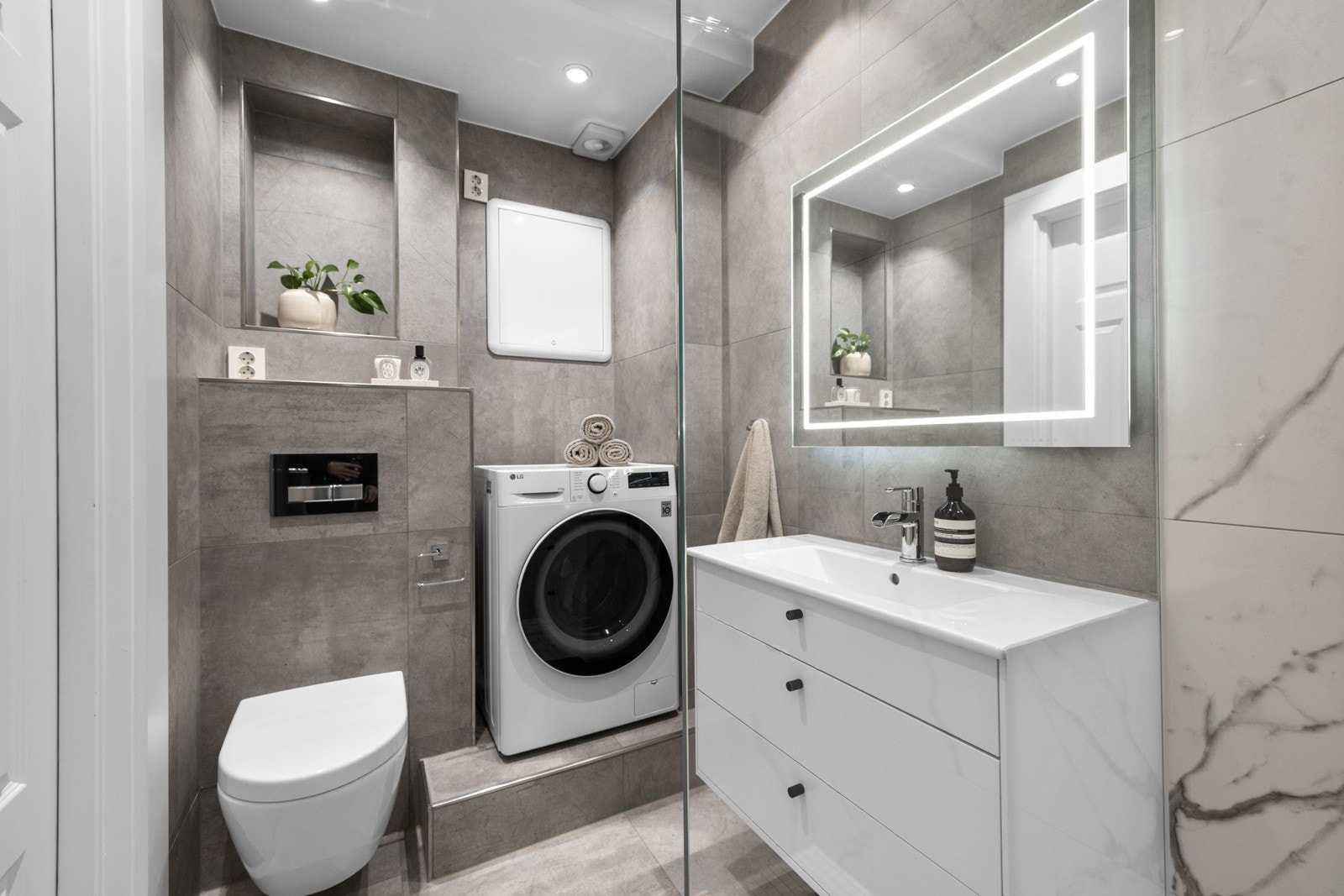 Det er varme i gulvet og opplegg for vaskemaskin. Galleribilde