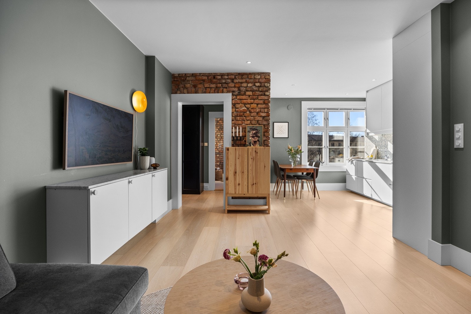 Leiligheten ble i sin helhet pusset opp i 2019 og fremstår meget moderne. Galleribilde