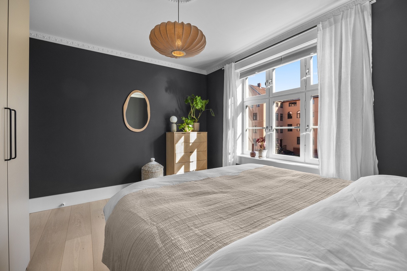 God plass til dobbeltseng og ønsket innredning. Galleribilde