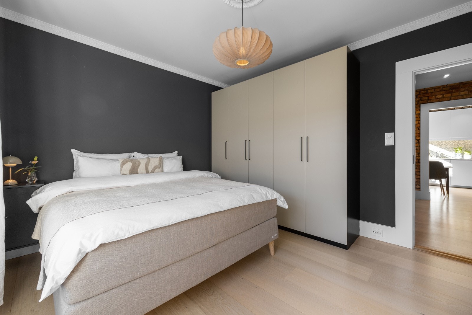 Et praktisk garderobeskap gjør det enkelt å holde orden. Galleribilde