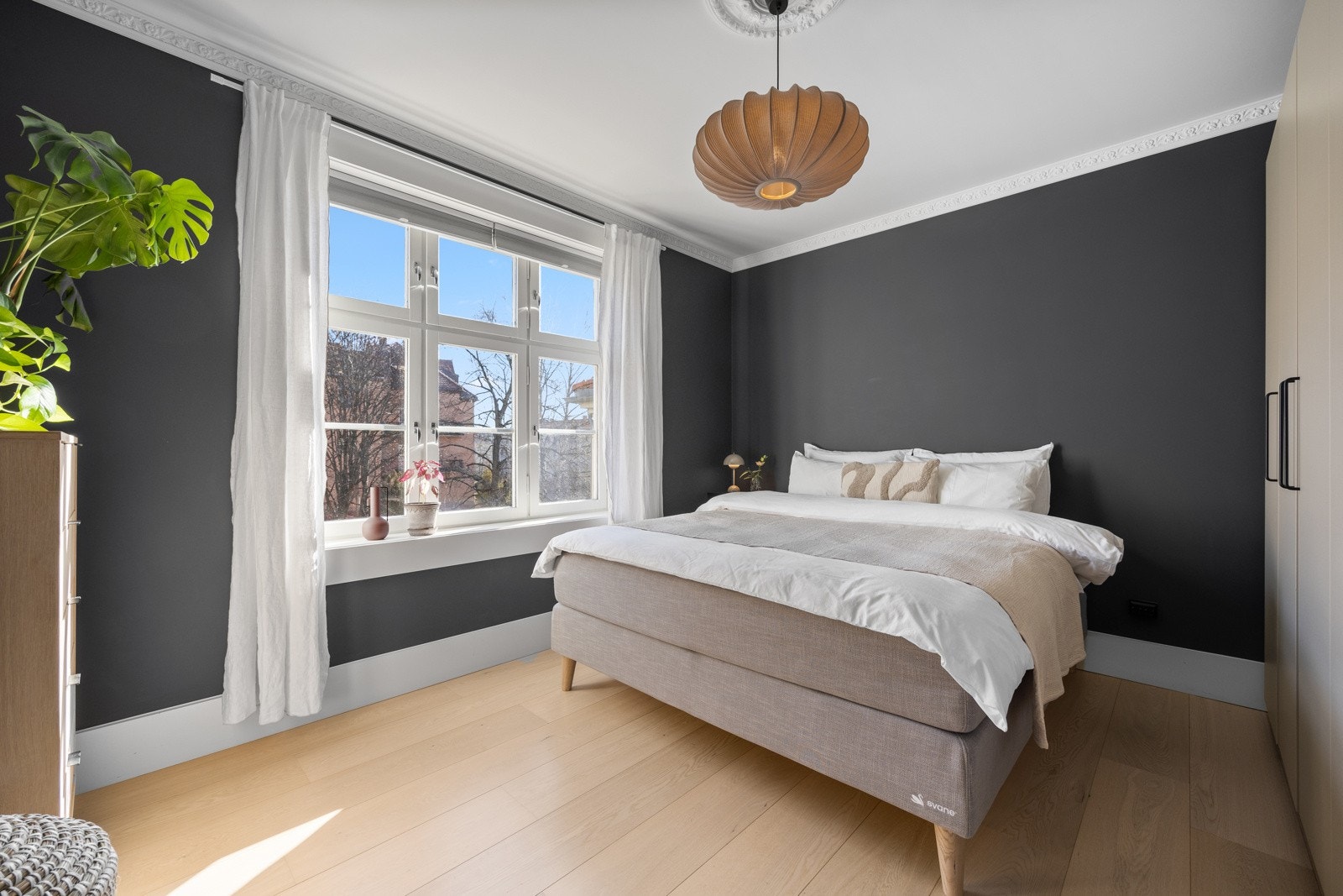 Stort, flott hovedsoverom med svært gode lysforhold. Galleribilde