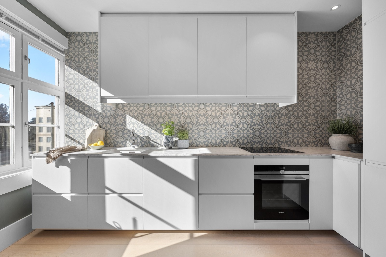 Kjøkkenet har en eksklusiv marmorbenkeplate. Det er integrerte hvitevarer som platetopp, stekeovn, oppvaskmaskin og kjøleskap med frysedel. Galleribilde