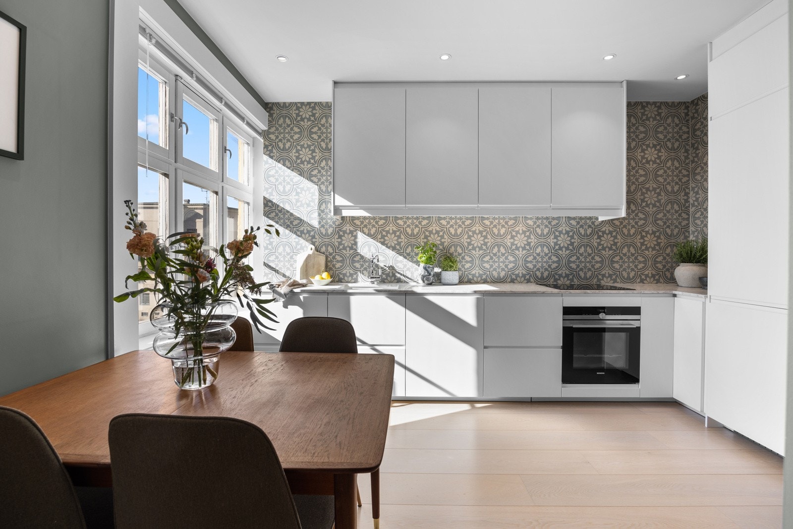 Stilrent kjøkken fra 2019 med takhøy innredning. Galleribilde