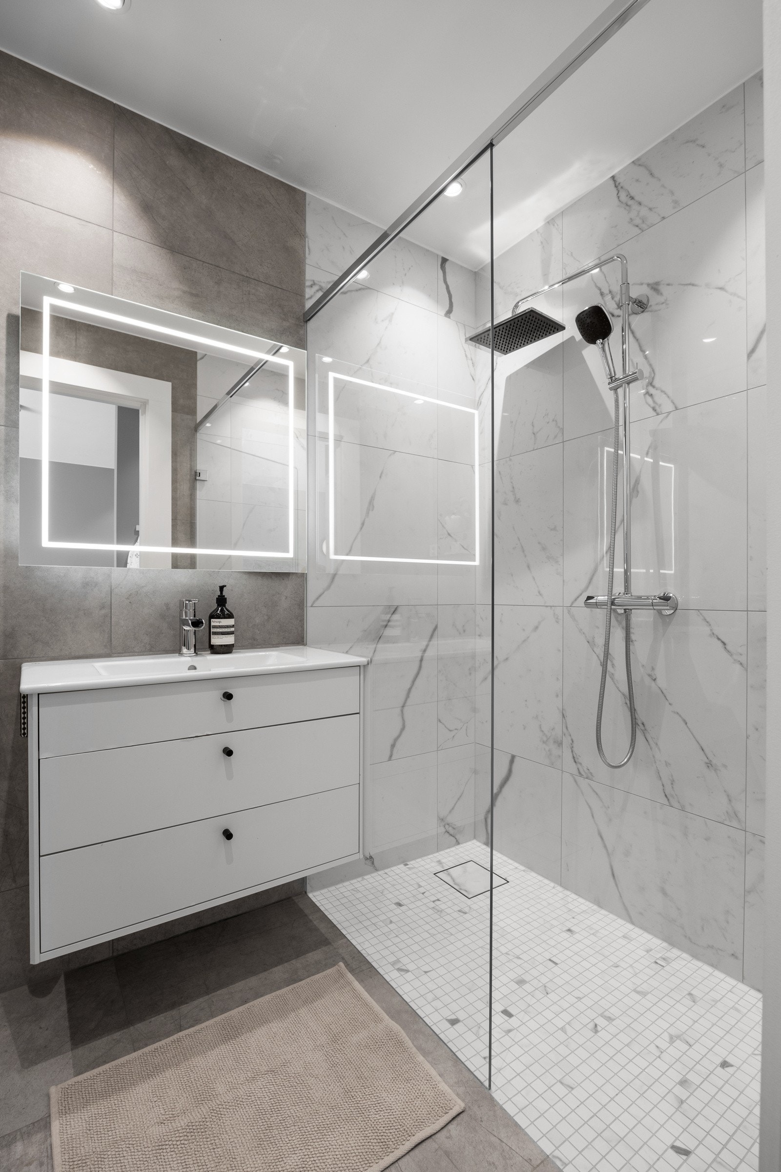 Stor dusjnisje med stilig regnfallsdusj. Galleribilde