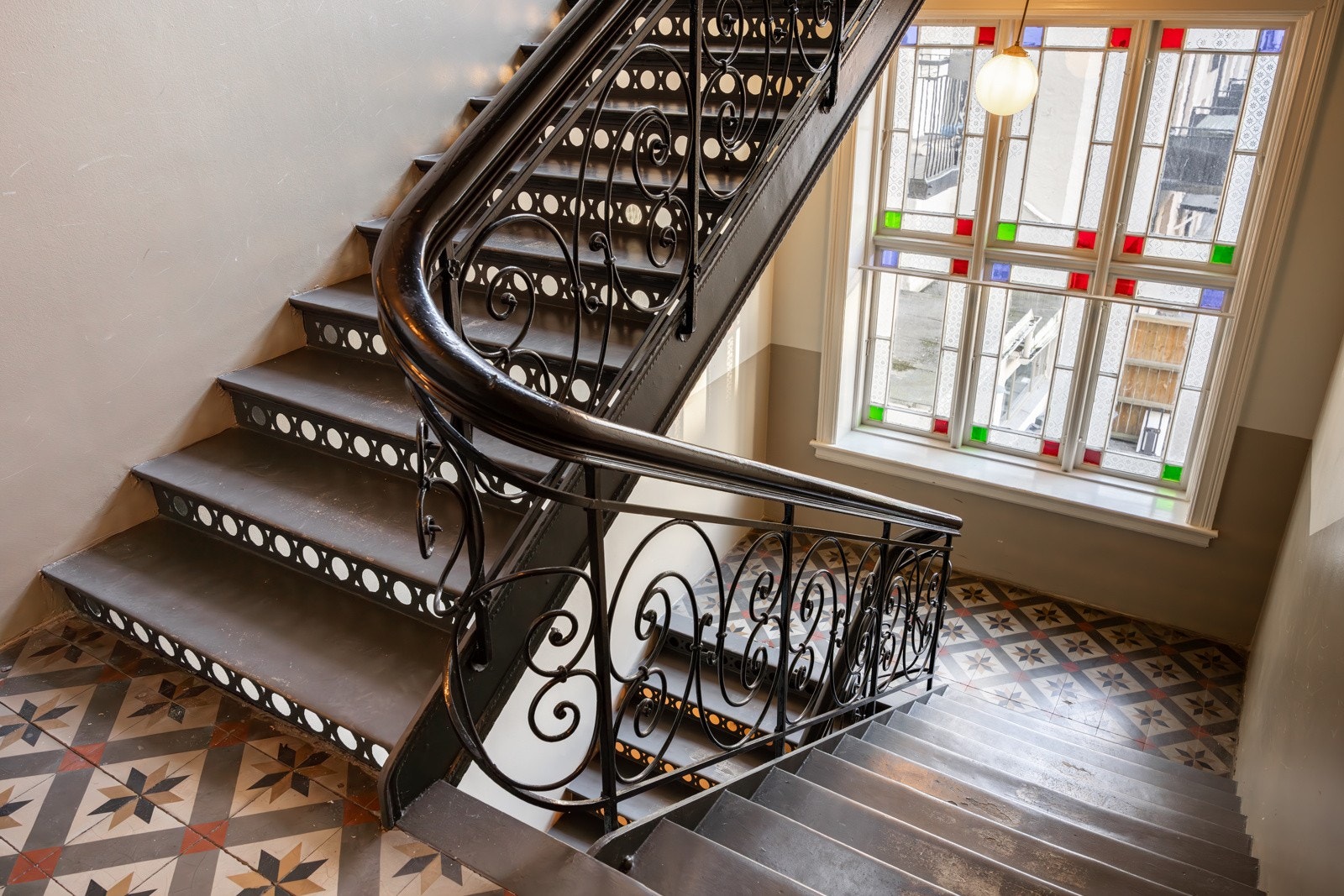 - Klassiske detaljer er vel bevart i felles trappeløp - Galleribilde