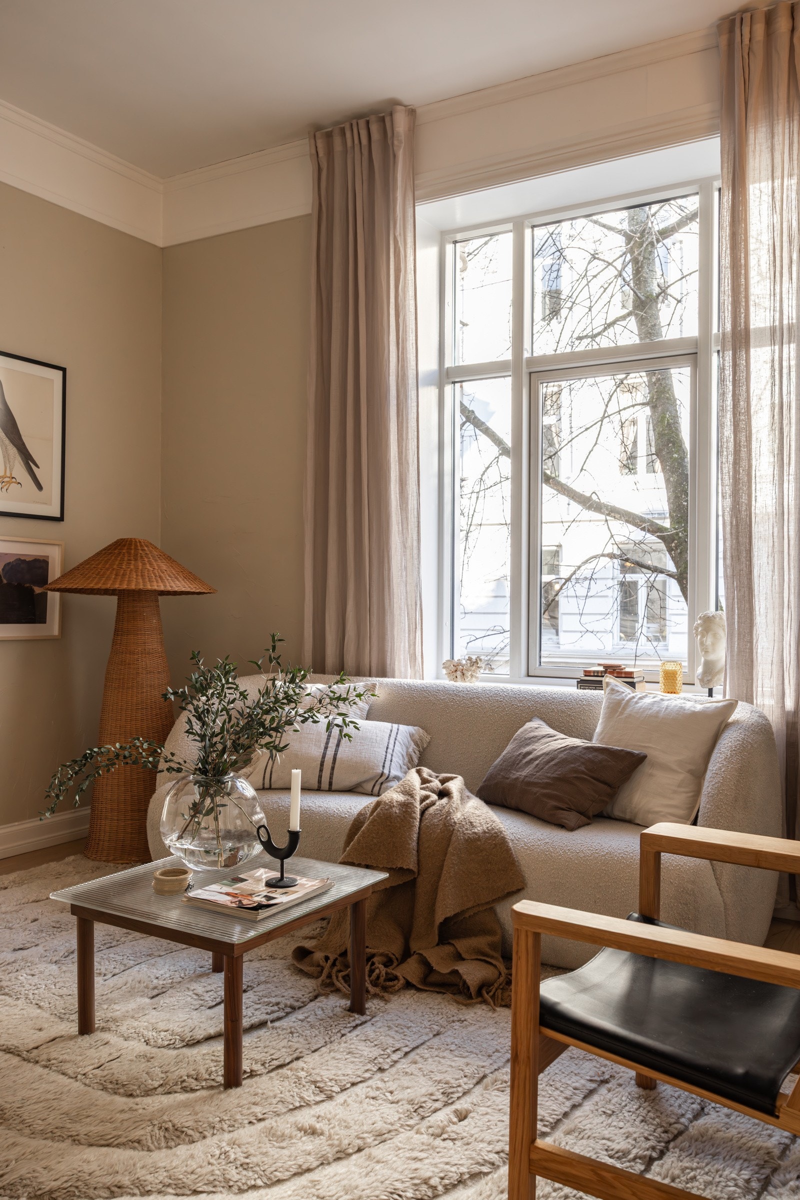 - Store vindusflater mot rolig, trafikkstille gate - Galleribilde