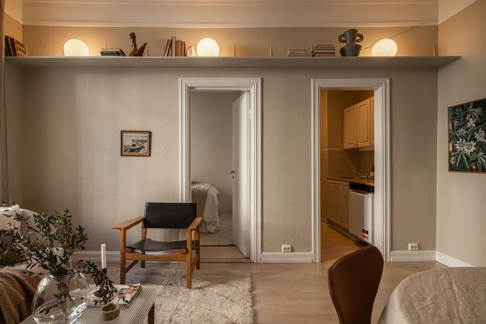 - Stue mot det ene soverommet og kjøkken - Galleribilde