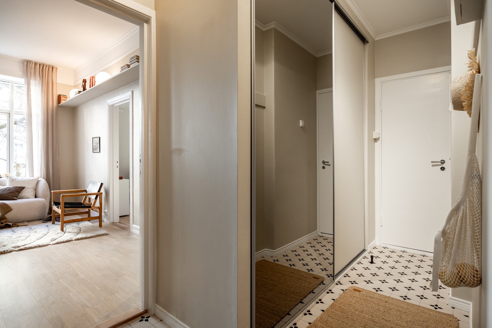 - Entré/mellomgang med stor skyvedørsgarderobe med speilfront - Galleribilde