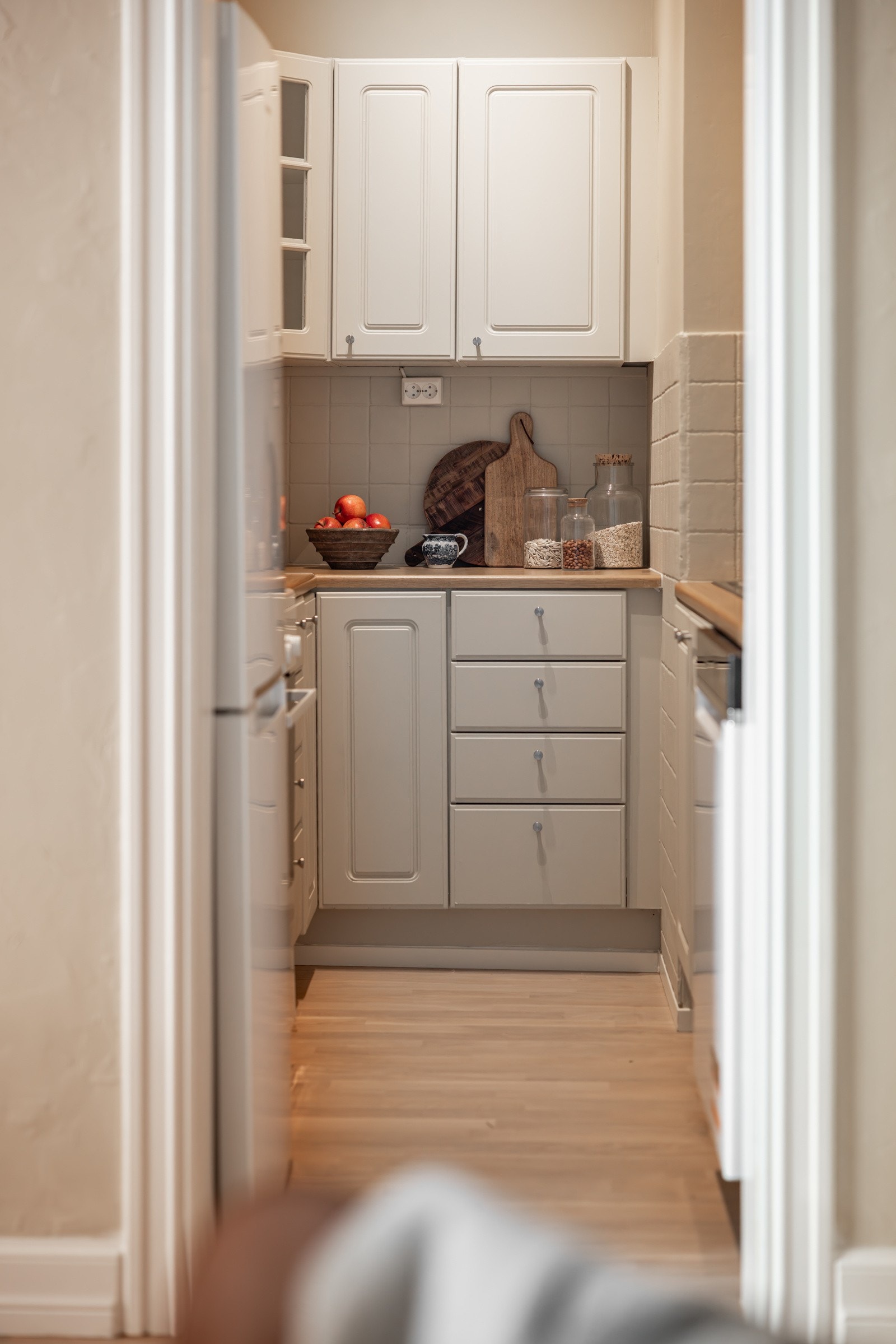 - Separat kjøkken med innredning med profilerte fronter og god skap- og benkeplass - Galleribilde