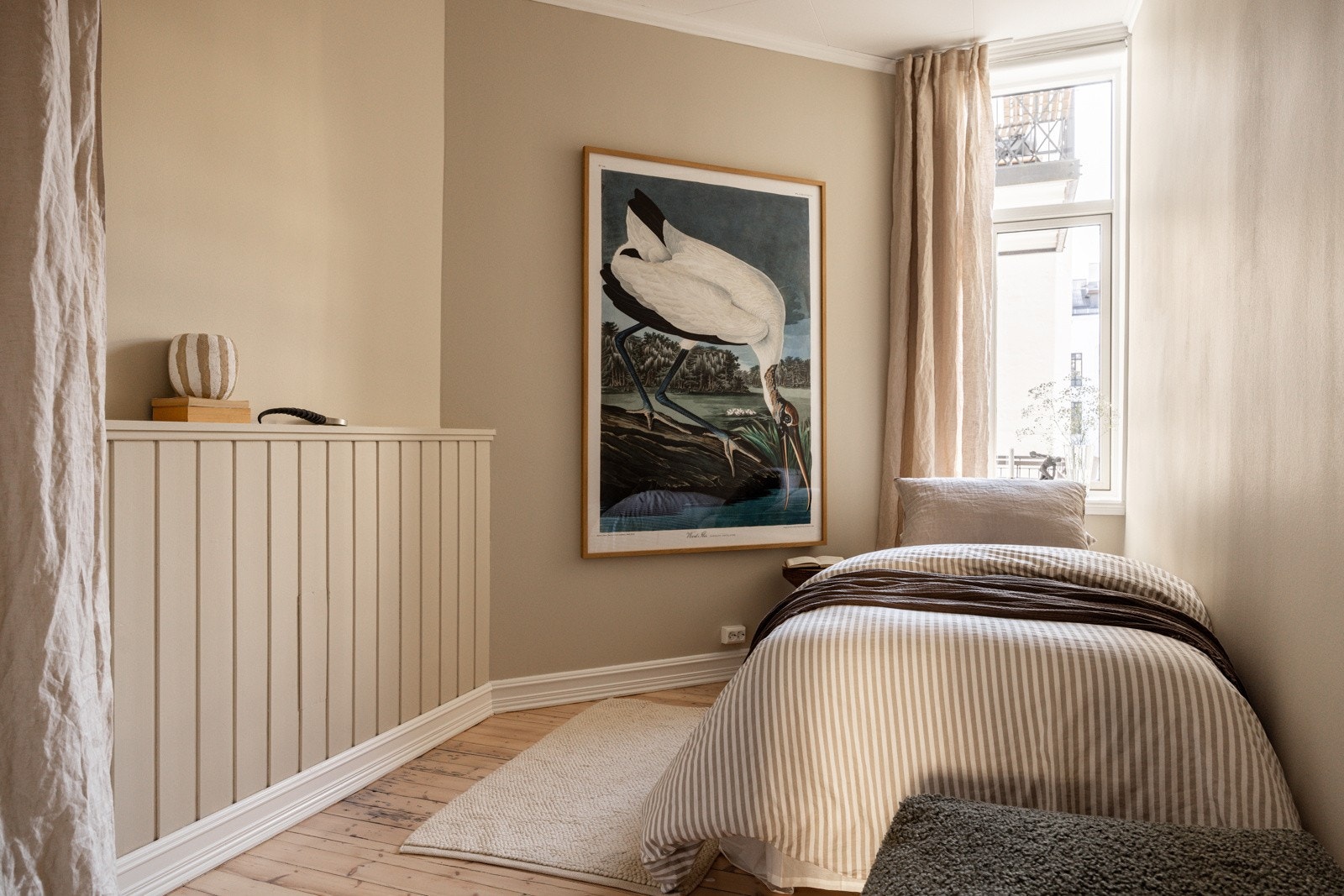 - Plass til dobbeltseng, nattbord og garderobe - Galleribilde