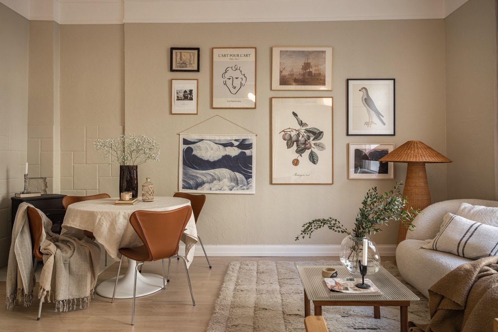 - Romslig stue med plass til sittegruppe, spisebord, reoler osv - Galleribilde