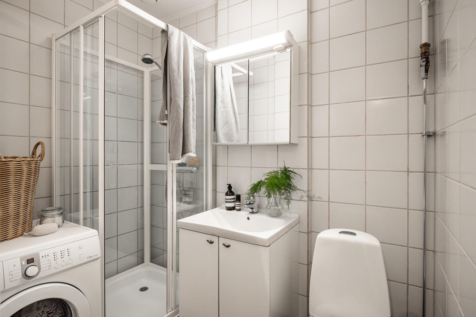 - Flislagt bad med opplegg for vaskemaskin - Galleribilde