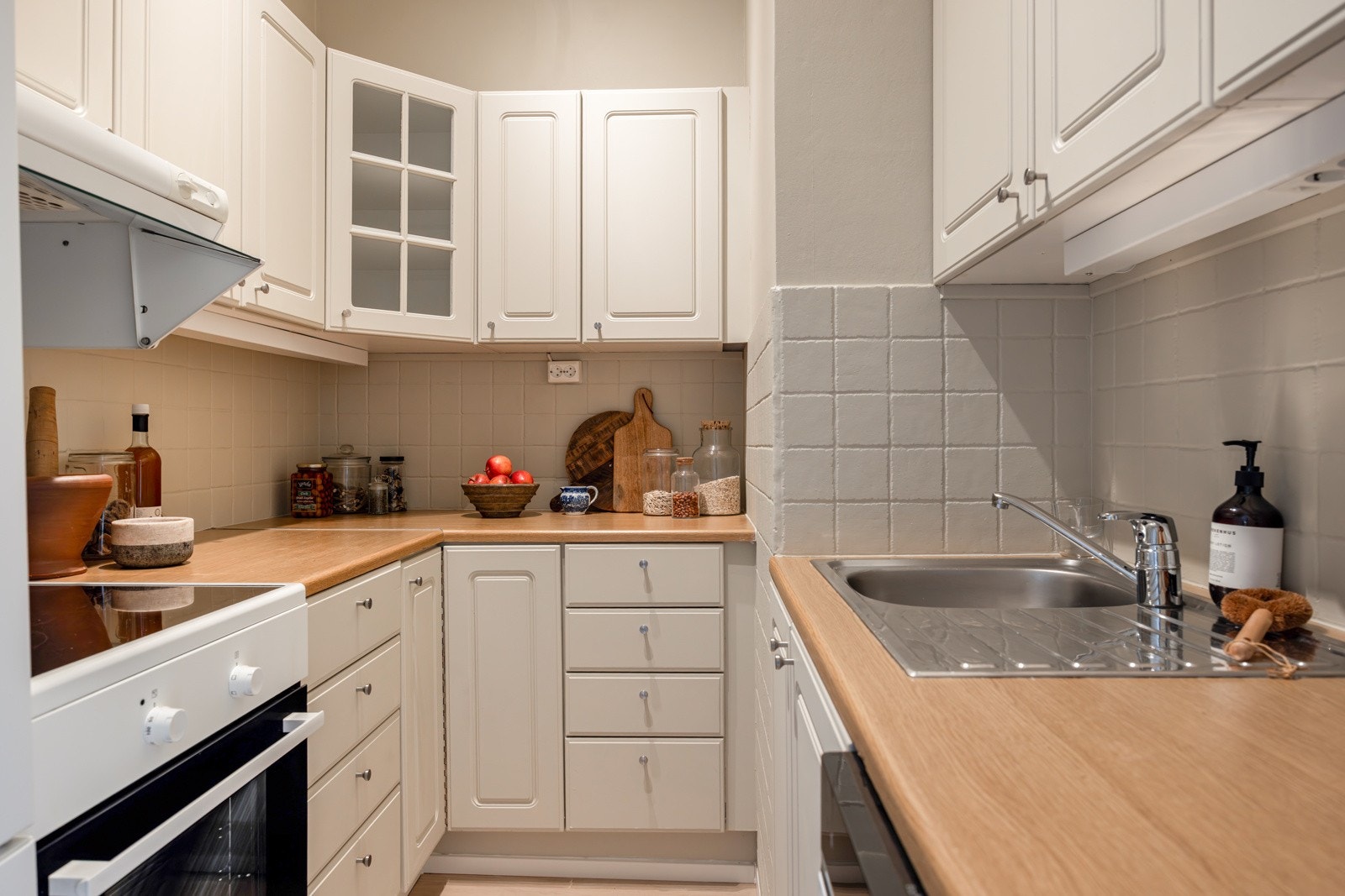 - Medfølgende komfyr, oppvaskmaskin og kjøl-/ fryseskap - Galleribilde