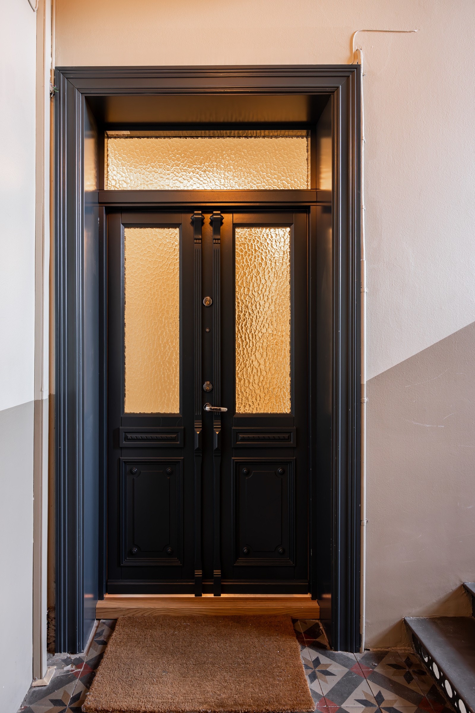 - Profilert to-fløyet entrédør med frostet glass fra 2017 med brannklasse B30 - Galleribilde