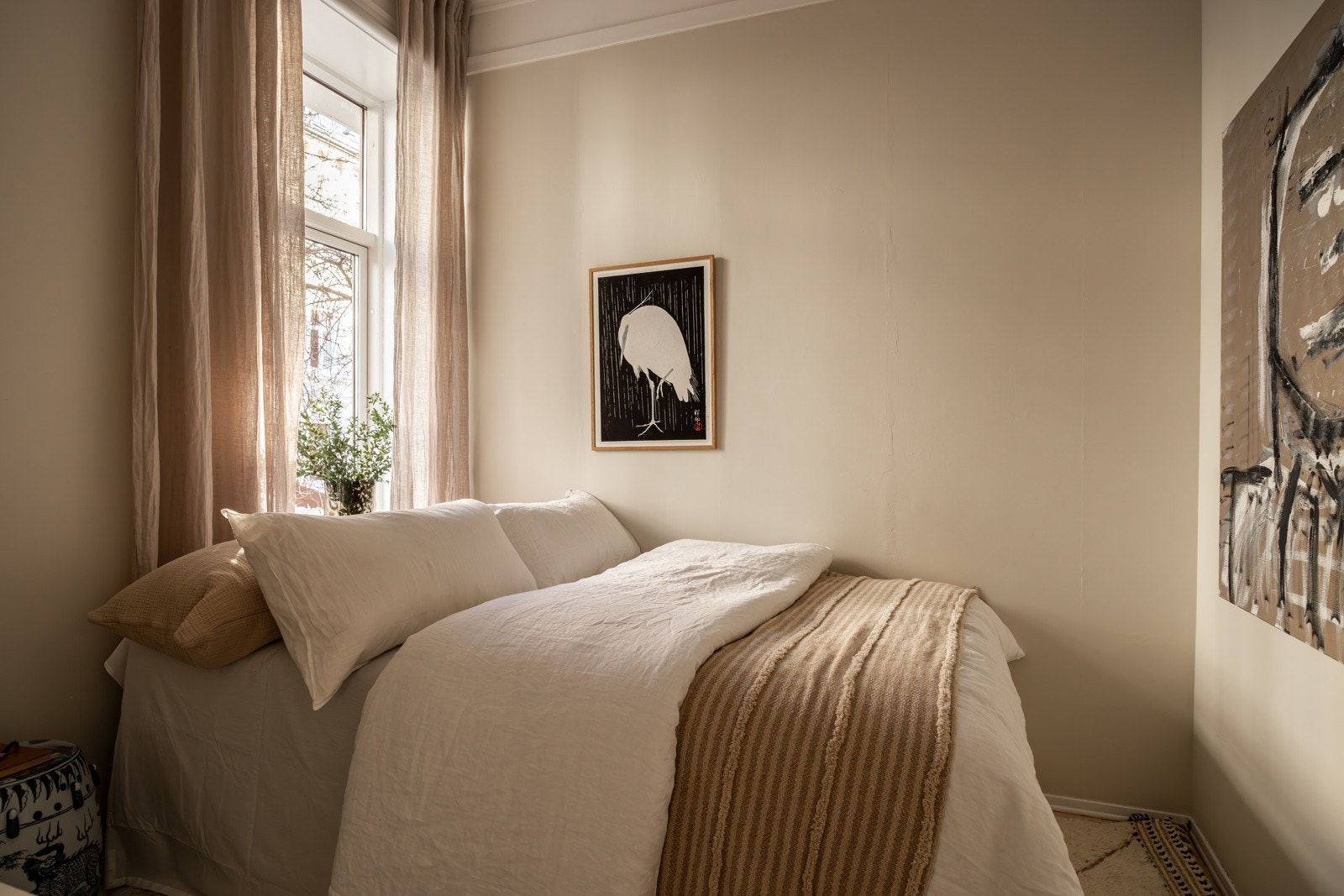 - Soverom 1 har plass til dobbeltseng, nattbord og garderobe - Galleribilde