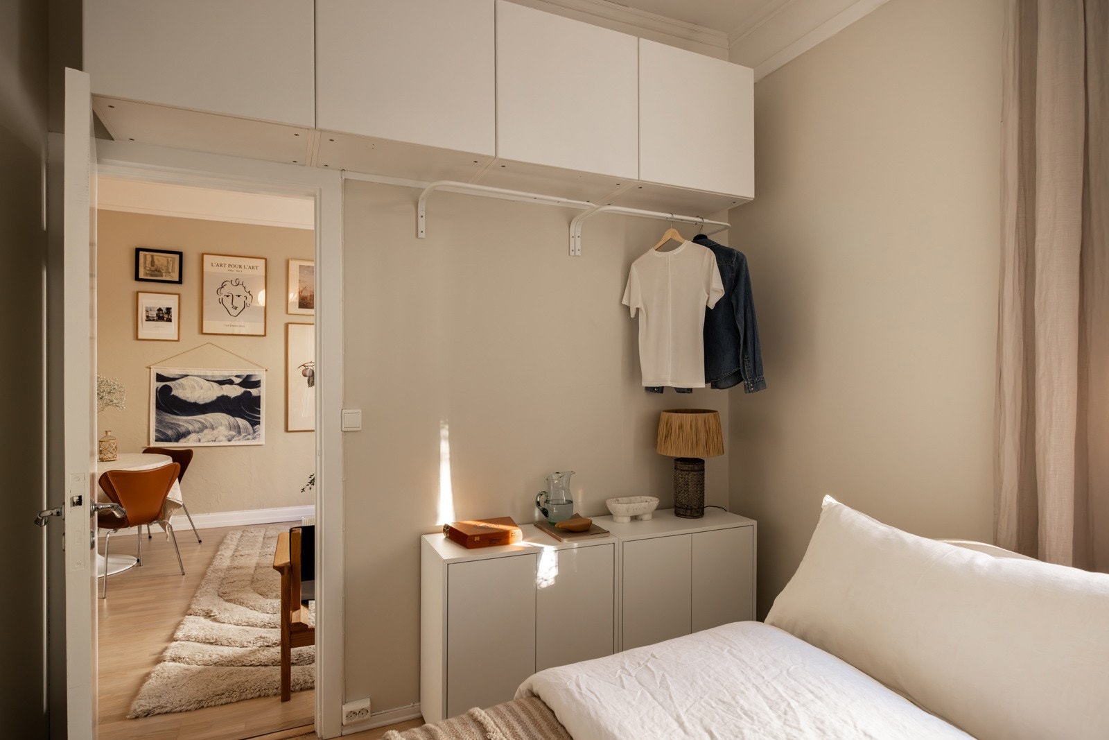 - Praktiske vegghengte skap medfølger - Galleribilde