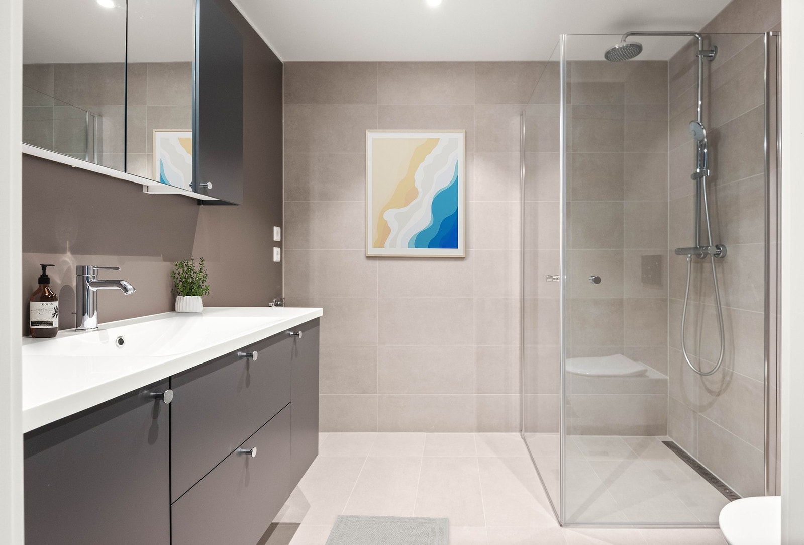 De leveres to bad, begge stilfult innredet med essensielle fasiliteter. Galleribilde