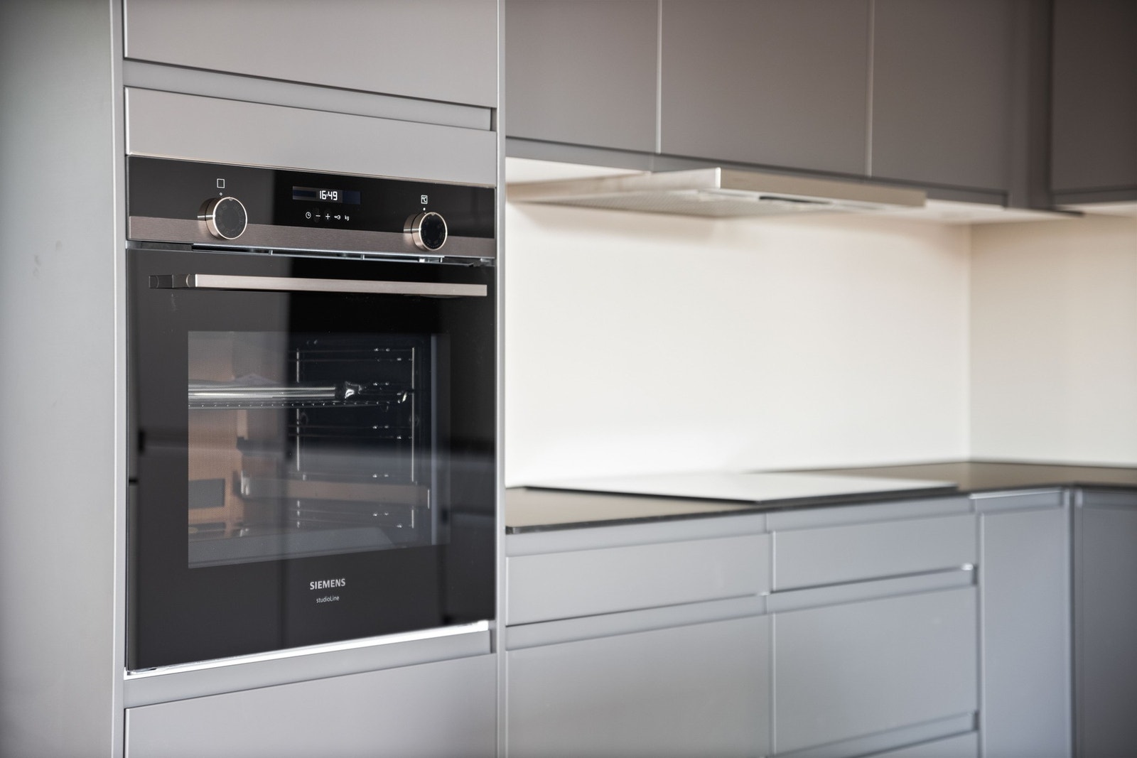 Det leveres integrerte hvitevarer fra Siemens som inkluderer induksjon platetopp, stekeovn, helintegrert oppvaskmaskin og helintegrert kjøl/frys kombiskap. Galleribilde