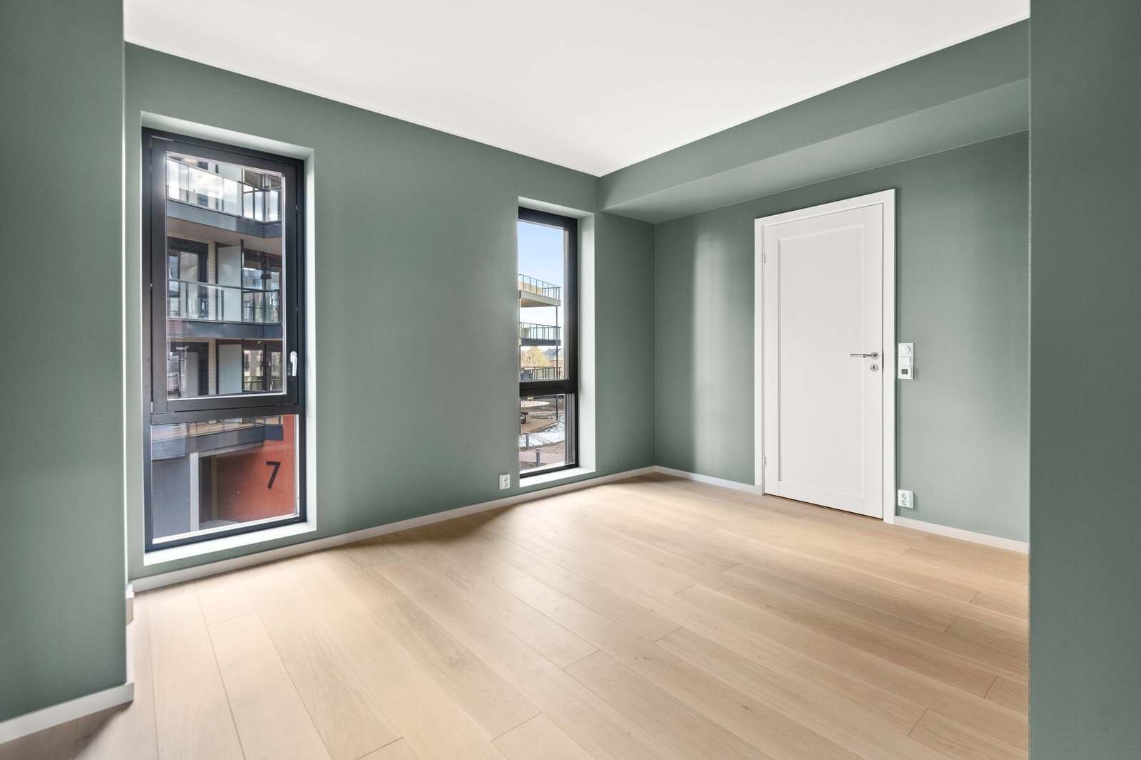 Hovedsoverommet er romslig og gir mulighet til å innrede med en stor dobbeltseng, ønsket nattbord, skrivebord og/eller garderobeløsning, slik at man kan skape et komfortabelt og funksjonelt rom som passer egne behov. Galleribilde