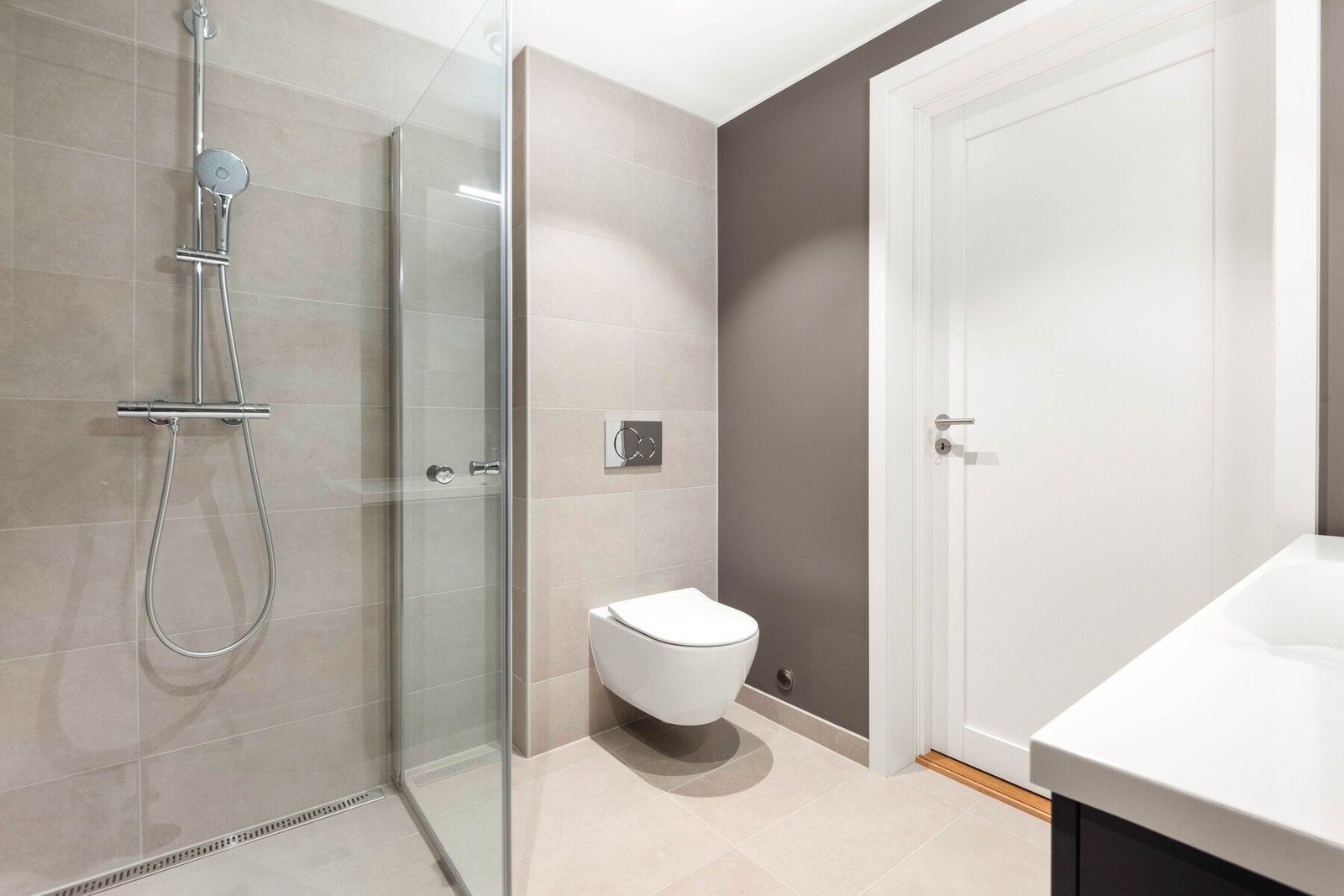 Det største badet har også opplegg for vaskemaskin/kondens-tørketrommel. Galleribilde