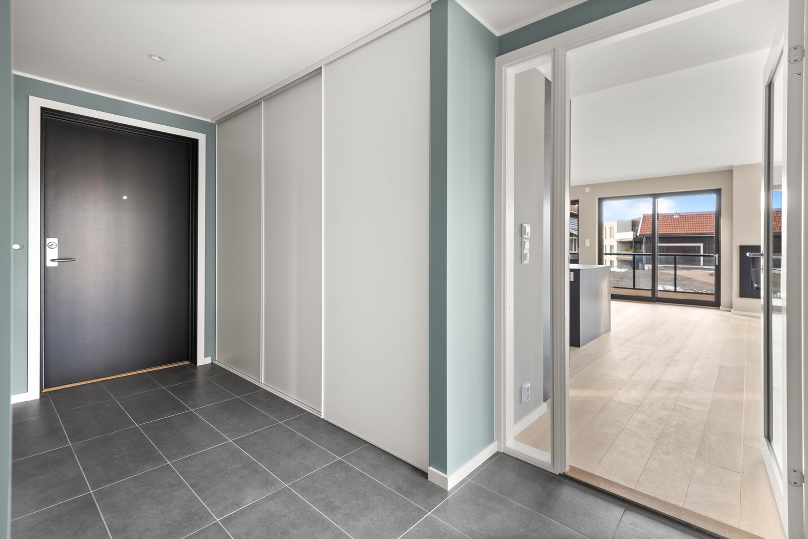 I tillegg er entreen utstyrt med praktiske og skyvedører fra Sigdal som skjuler oppbevaring for sko og yttertøy. Rommet fungerer også som en praktisk teknisk bod. Galleribilde