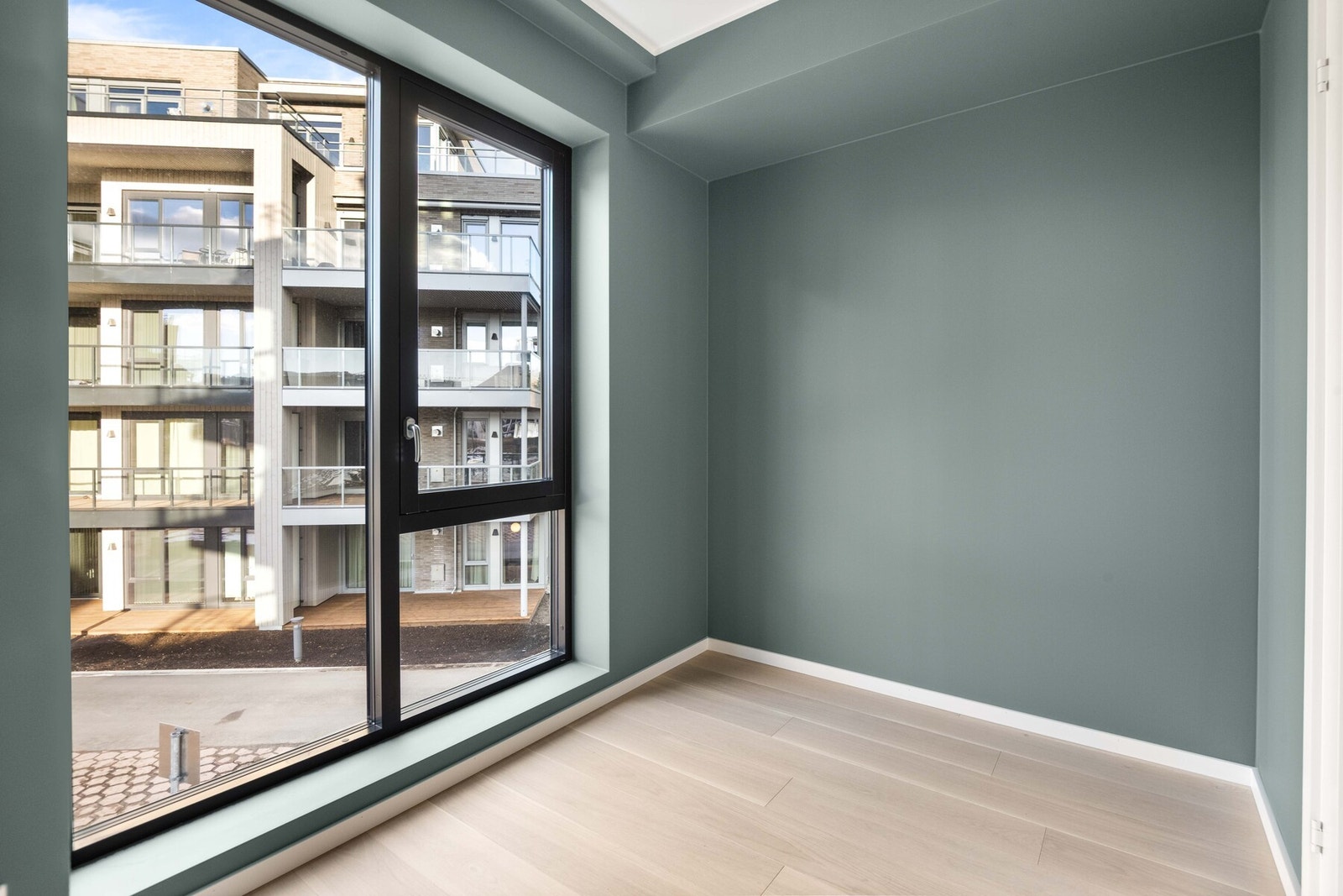 Veggene i soverommene er malt i den sofistikerte og beroligende fargen Evening Green. Galleribilde