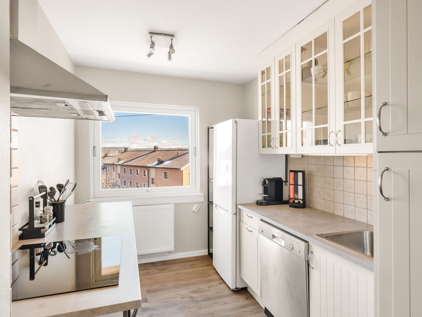 Kjøkkenet er romslig, med store vindusflater som sørger for en luftig romfølelse. Galleribilde