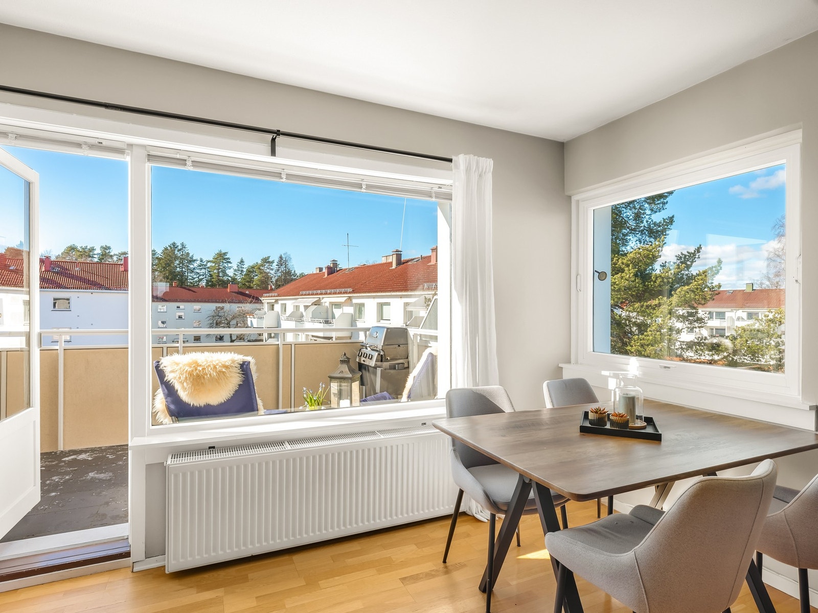 Toppleilighet, beliggende på hjørnet av bygget med gode lysforhold. Galleribilde